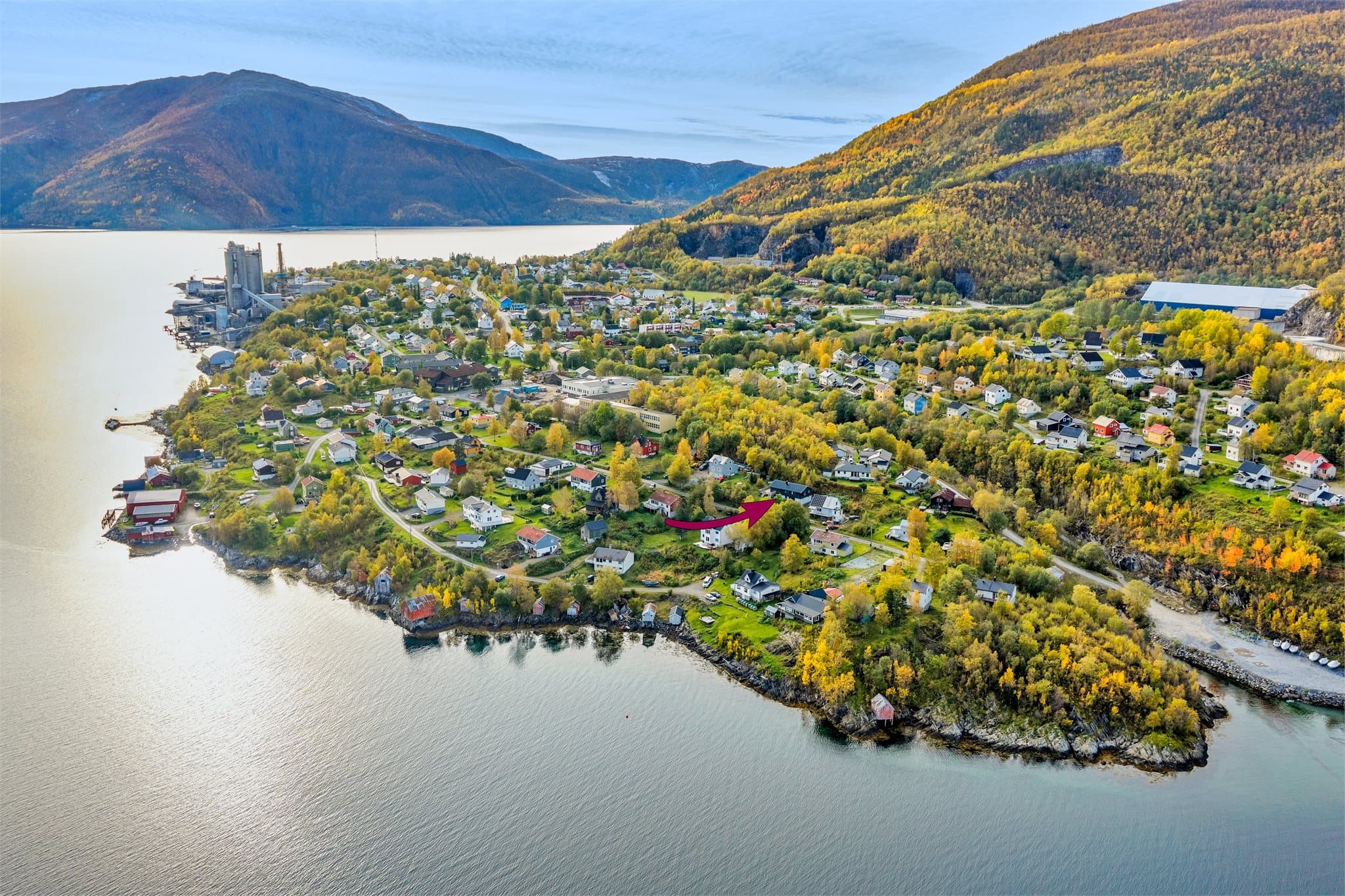 Hestnesveien ligger lunt til på halvøya med utsikt over fjorden.