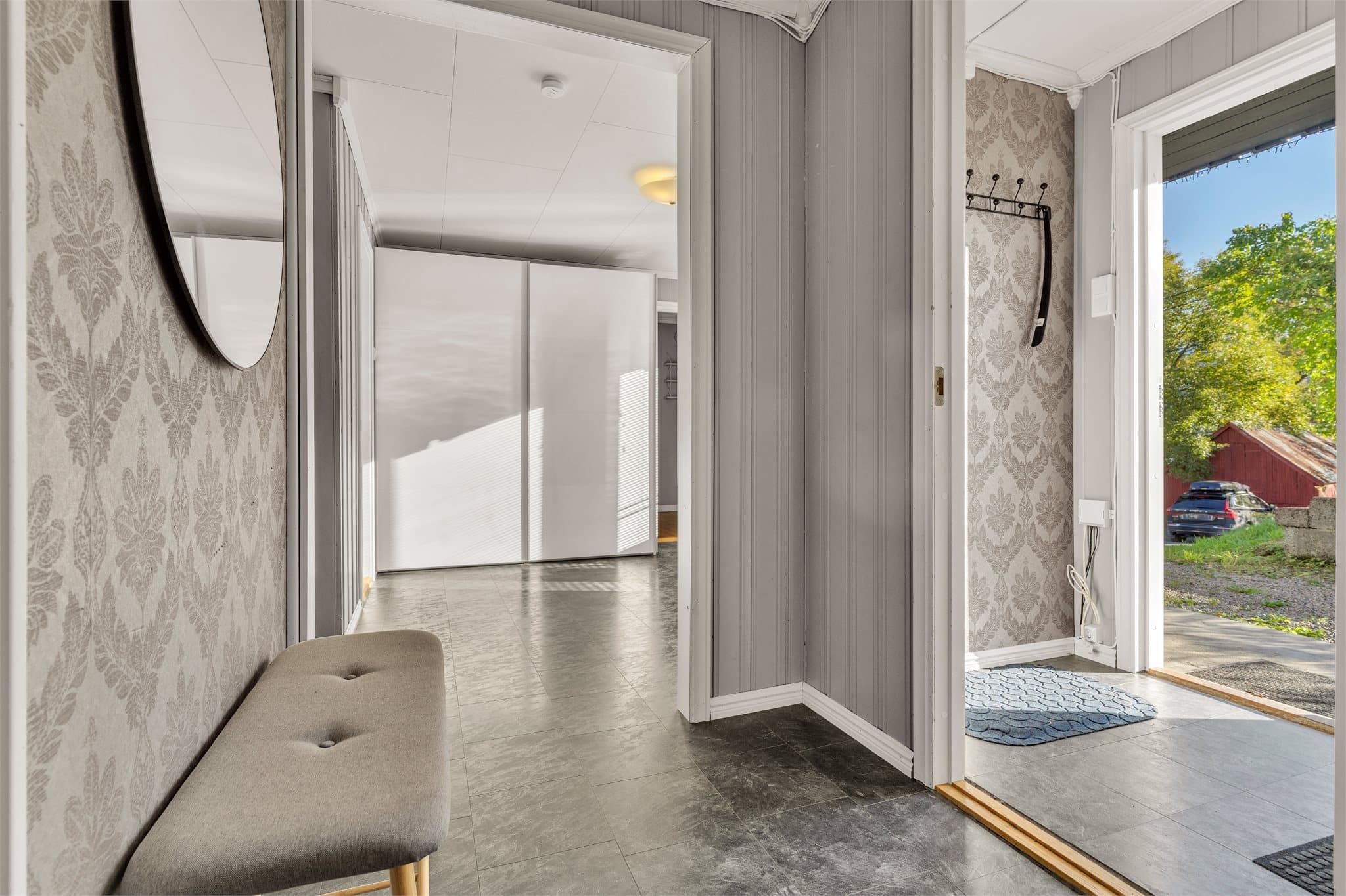 I gangen er det montert stor skyvedørsgarderobe med rikelig lagringsplass.