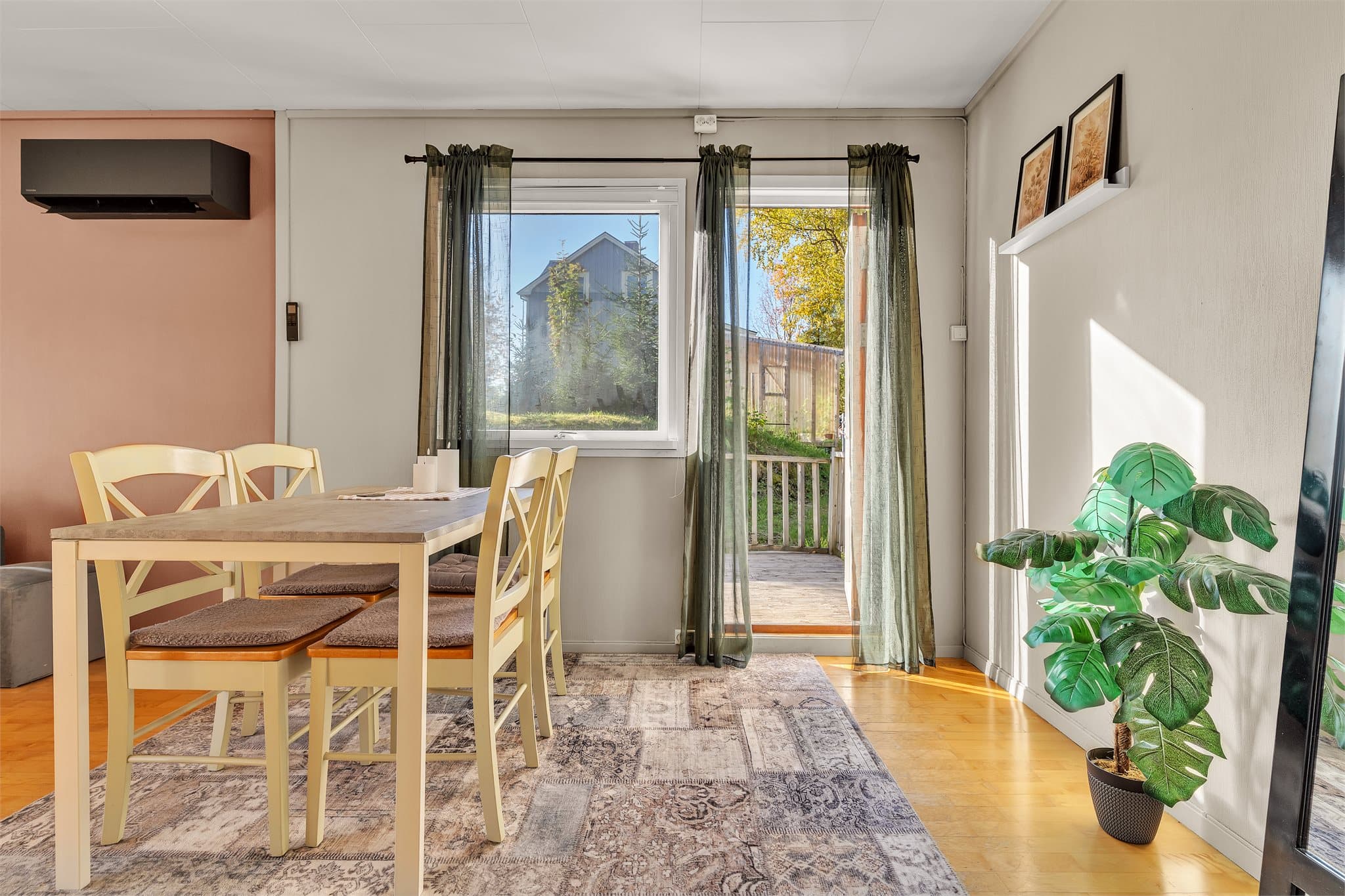 Fra spisestuen er det direkte utgang via verandadør til den store verandaen.