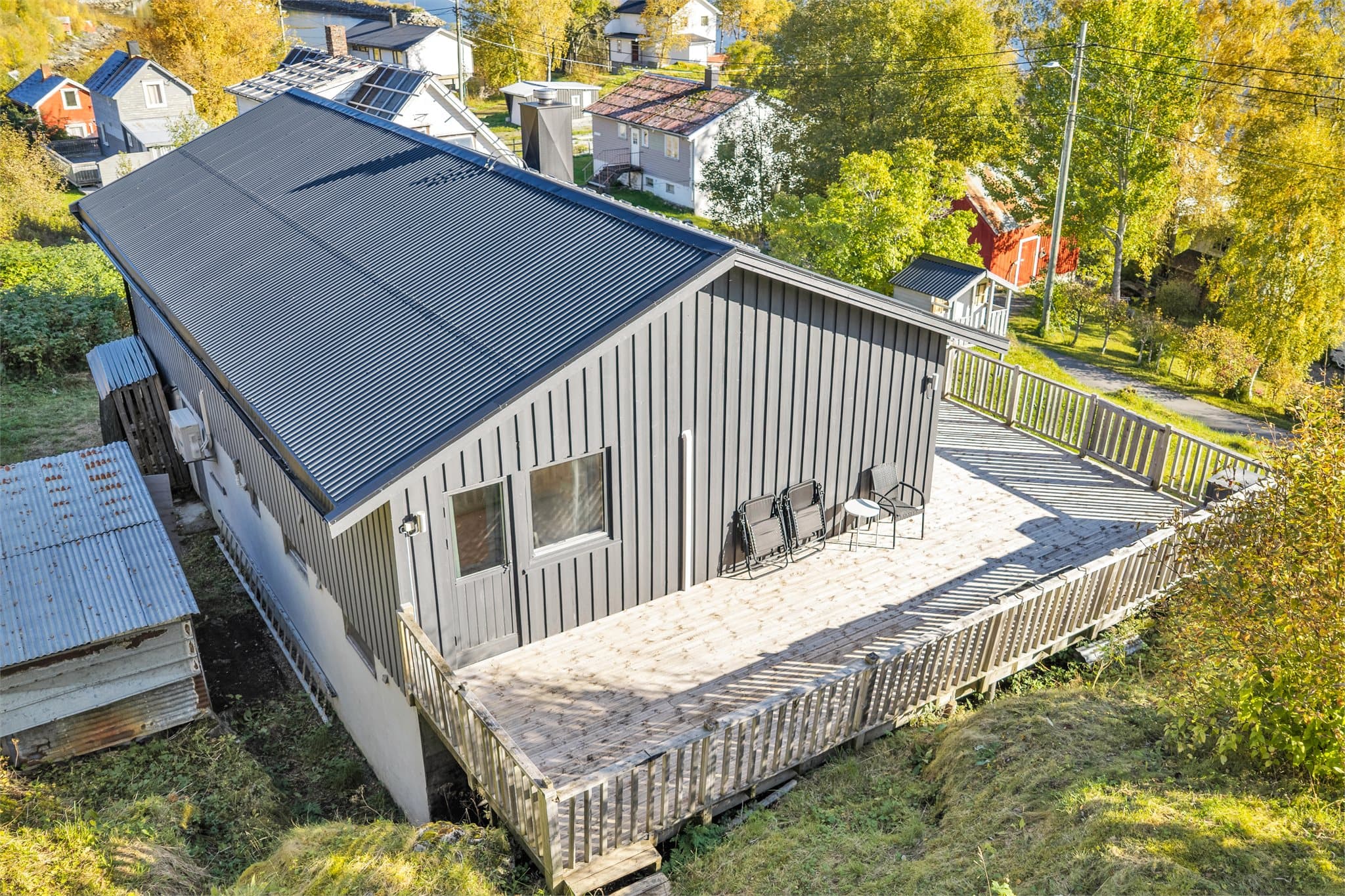 Verandaen strekker seg langs boligen og har utgang direkte fra stue og spisestue.