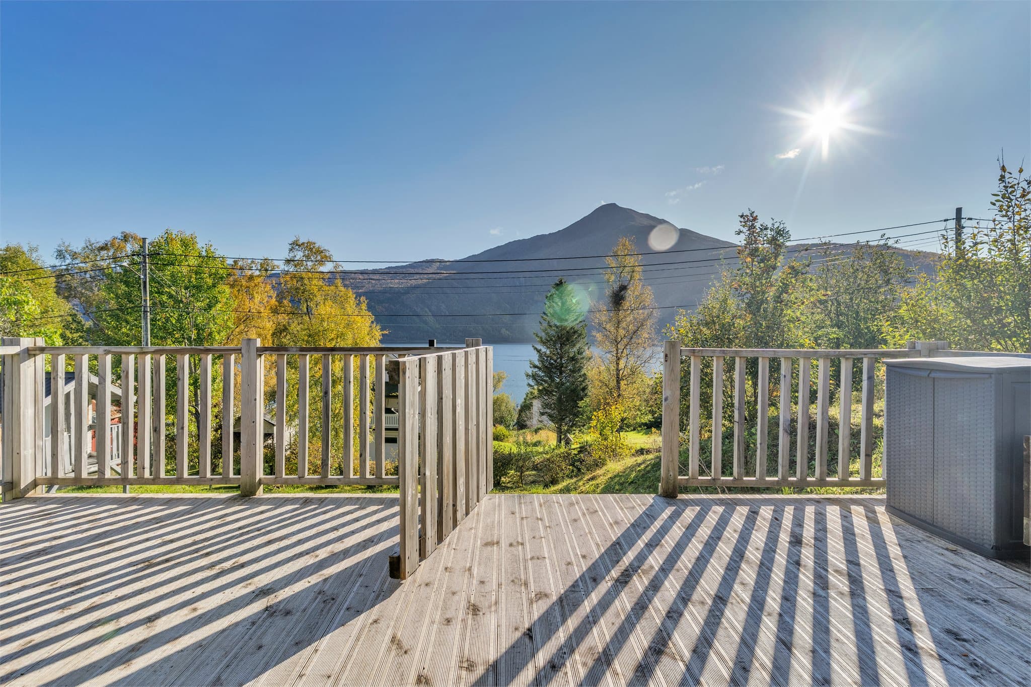 Utsyn mot Tysfjorden fra den romslige verandaen.