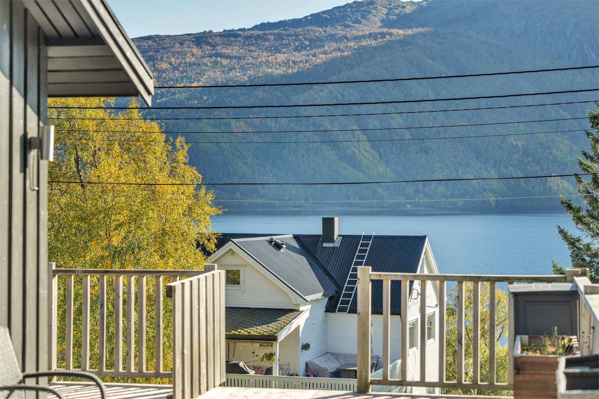 Fjorden og fjellsidene danner et vakkert bakteppe for eiendommen.
