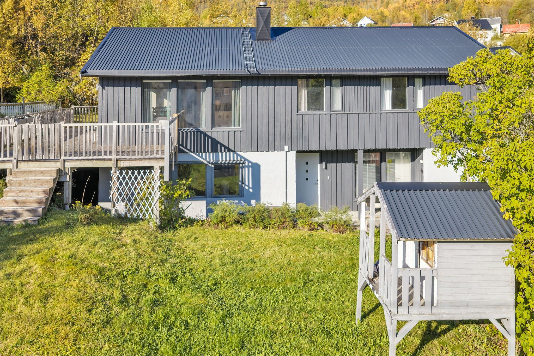 Romslig hagetomt med gressplen og naturskjønne omgivelser.