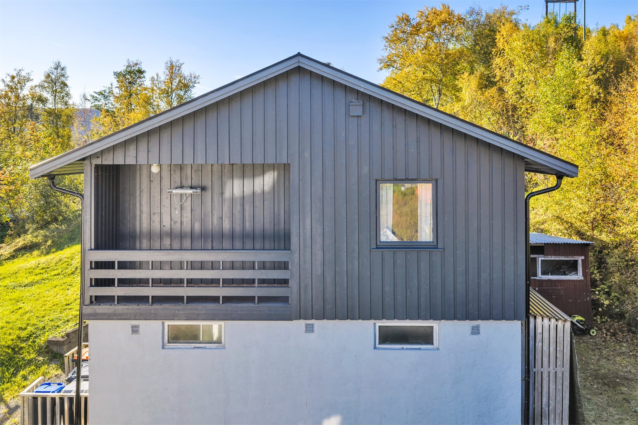 Gavlvegg med overbygd balkong tilknyttet soverommet i hovedetasjen.