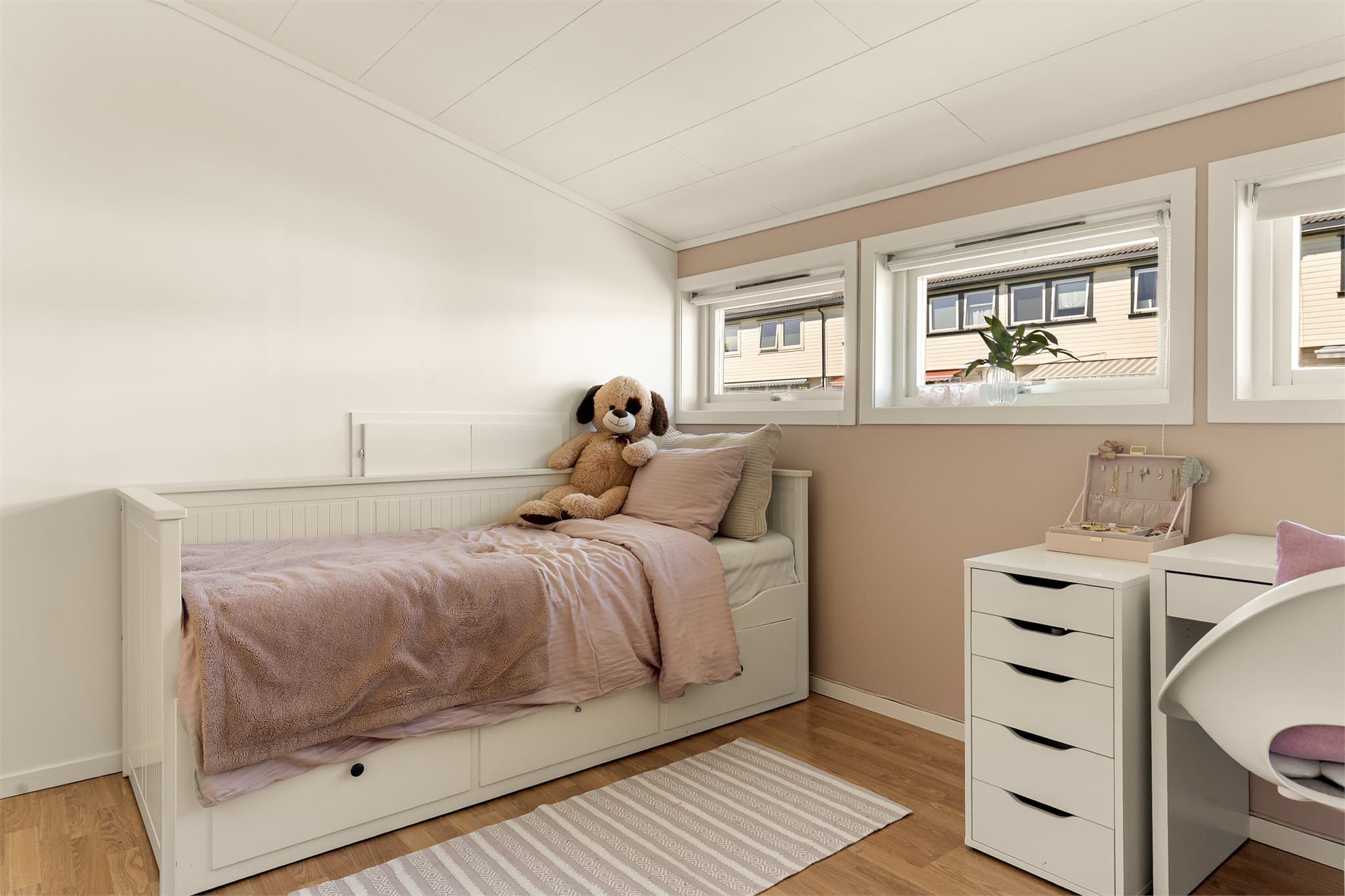 - Dette rommet måler 12,1 m² og er i dag innredet som soverom (Ikke godkjent som soverom, byggemeldt som loft)-