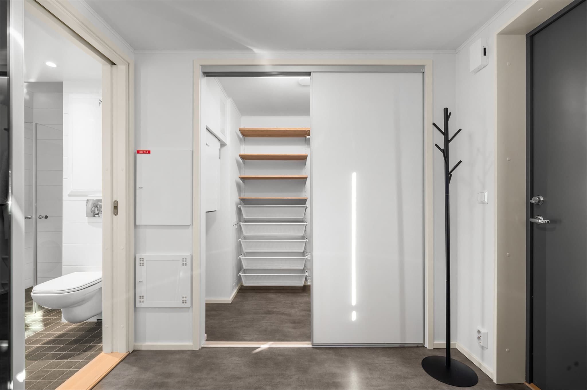 Boden har garderobeinnredning og det balanserte ventilasjonssystemet er innstallert her.
