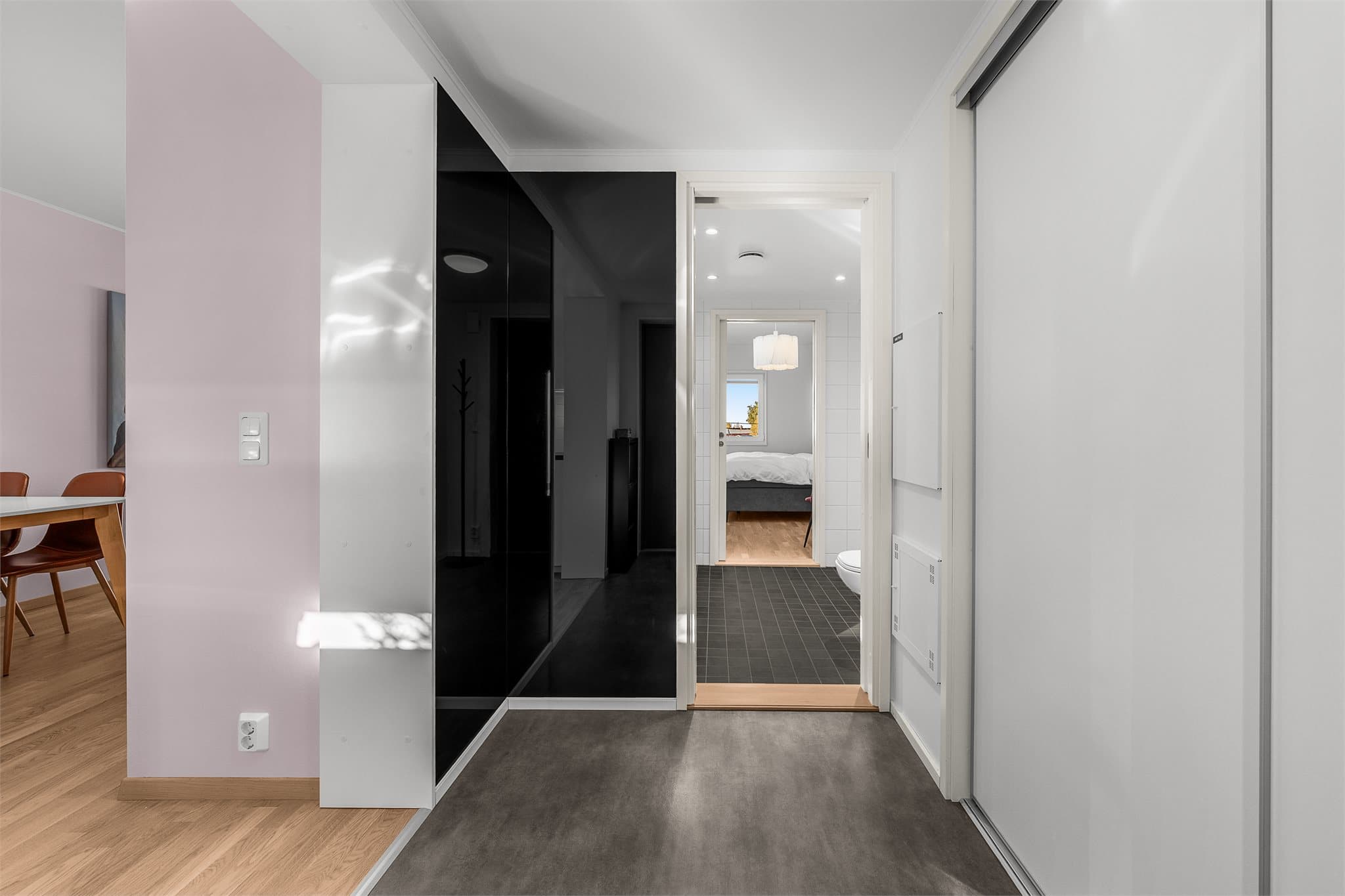Velkommen inn! Entré med malte flater, speilhjørne og adkomst til praktisk bod/garderobe.