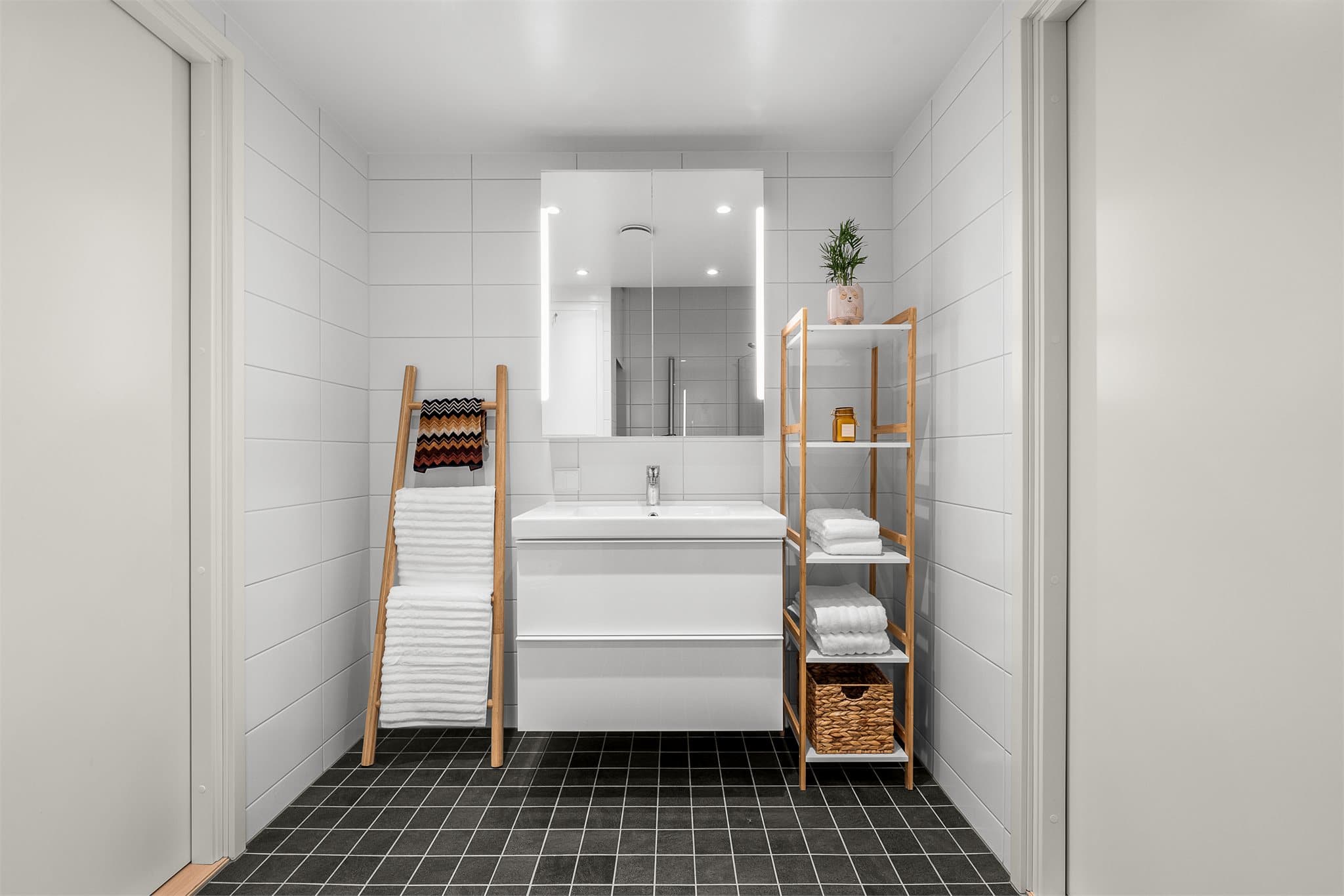 Pent, flislagt baderom med gulvvarme. Badet har adkomst fra entré og soverom.