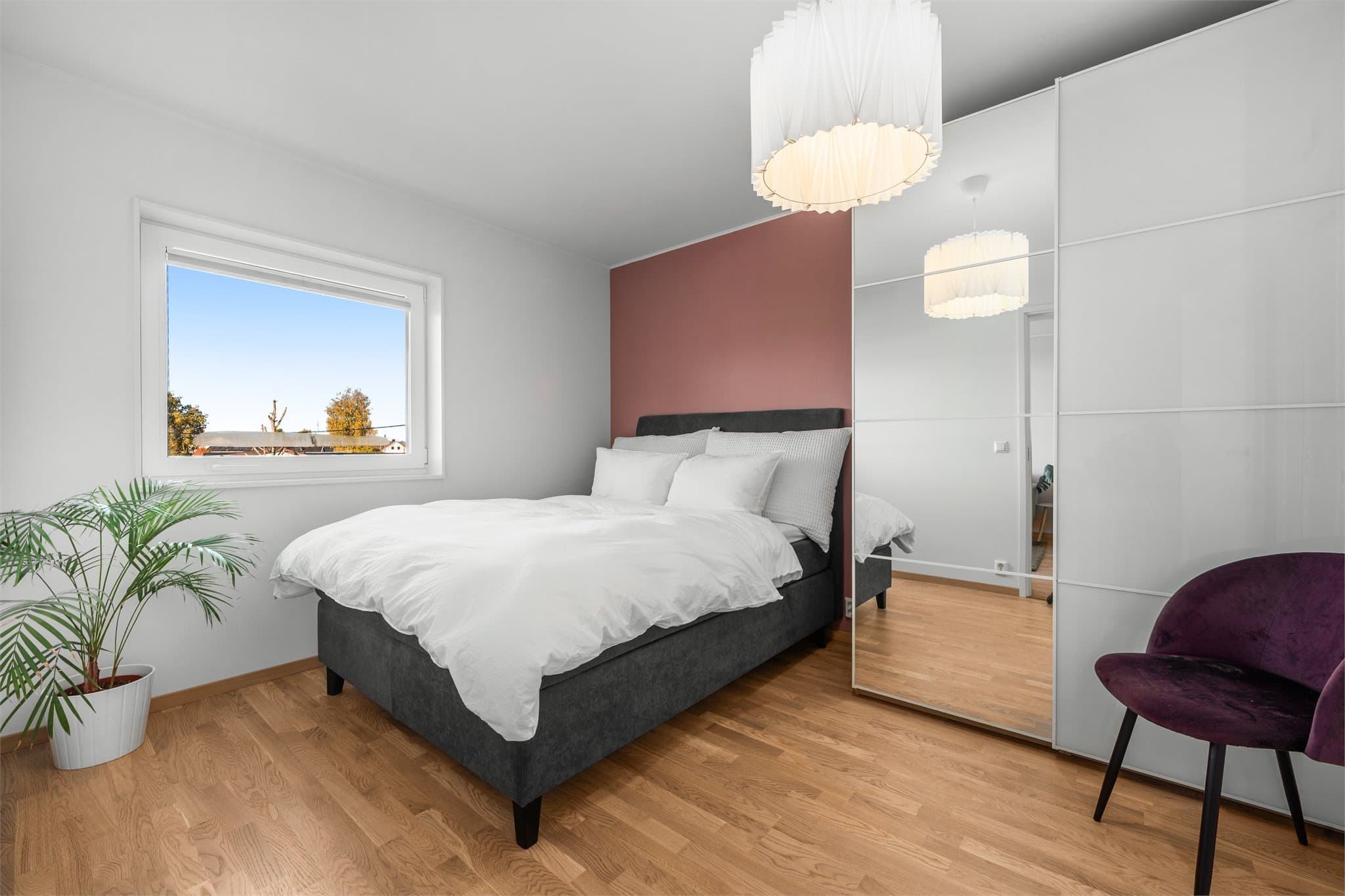 Soverommet har plass til dobbeltseng med tilhørende møblement. Det er satt inn garderobeskap.