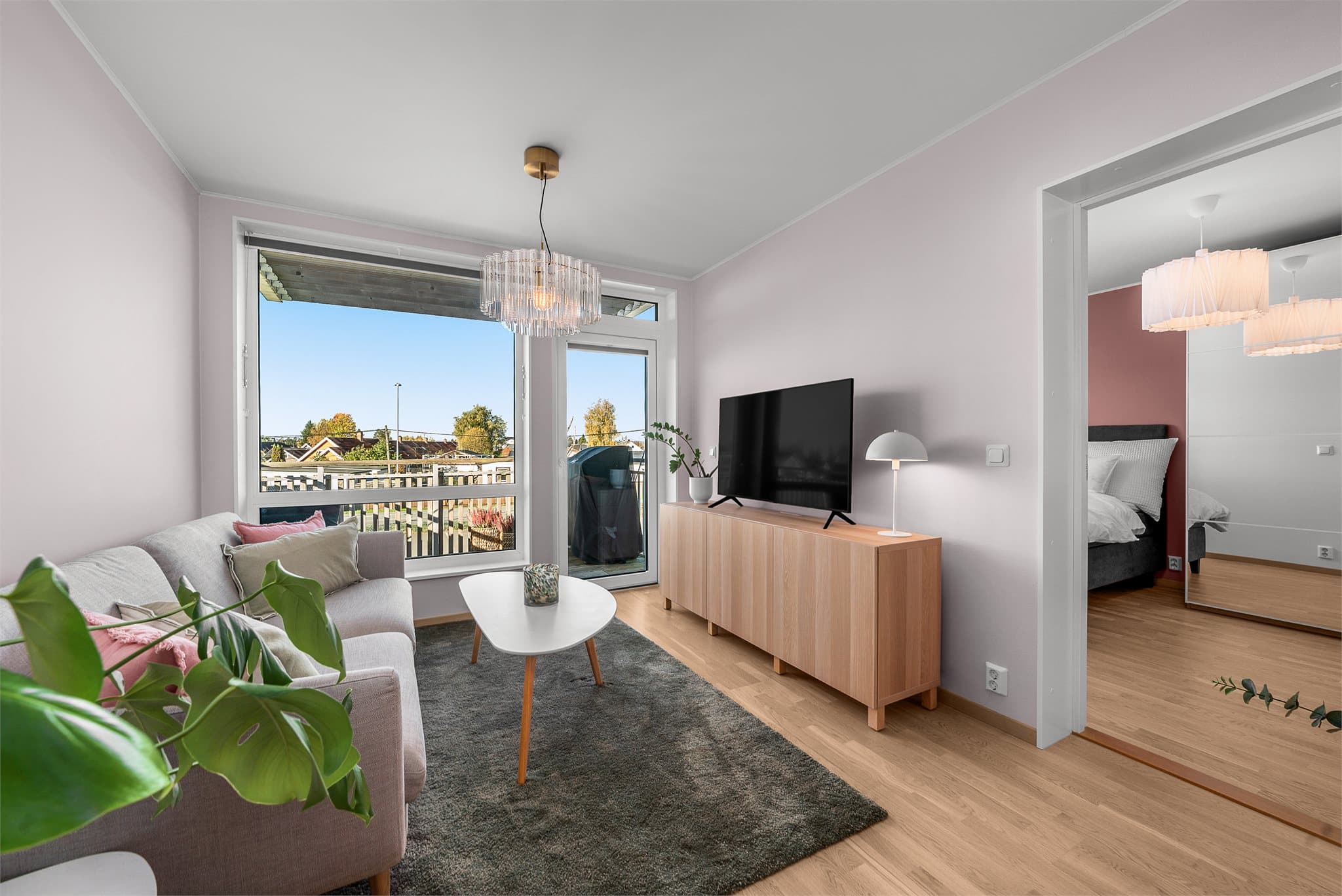Det er montert innvendig solskjerming på stuevinduet og balkongdøren.