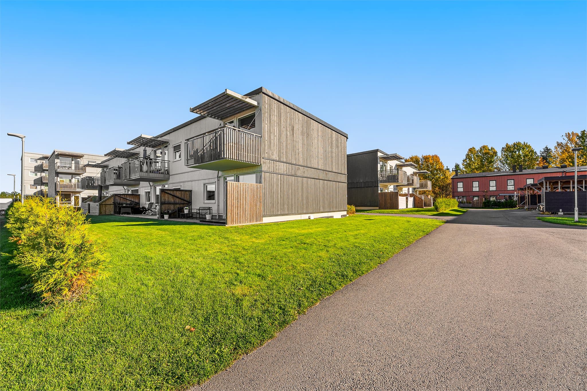 Her bor du i en nyere selveierleilighet på Jessheim med vestvendt balkong og garasjeplass.