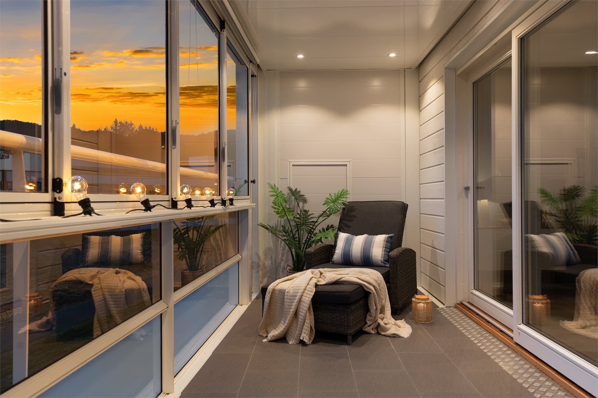 - Balkongen måler hele 18,5m² og blir som en forlengelse av stuen -