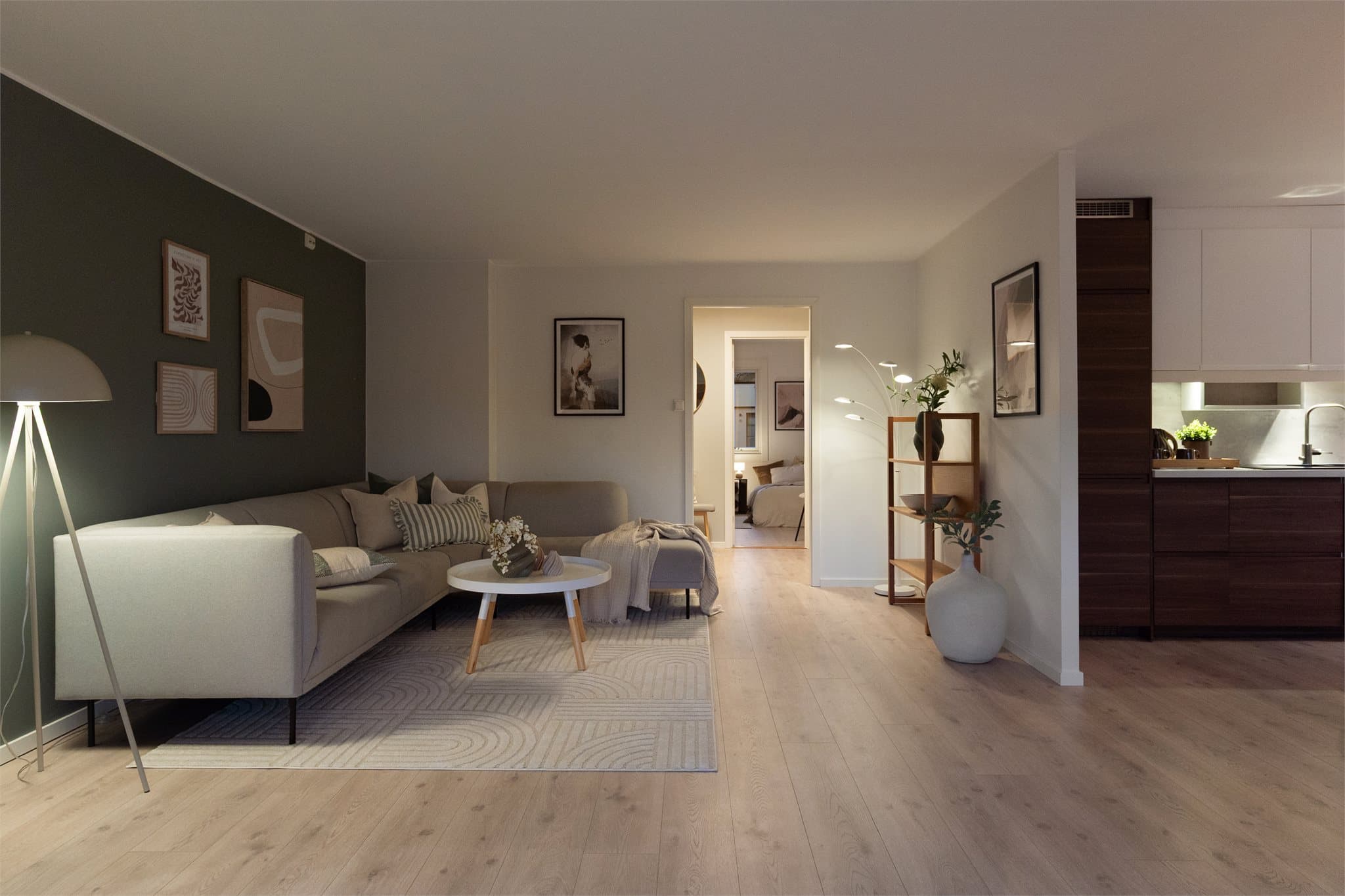 - Gjennomgående lik laminat på gulv skaper et nydelig helhetsinntrykk og en rød tråd gjennom boligen -