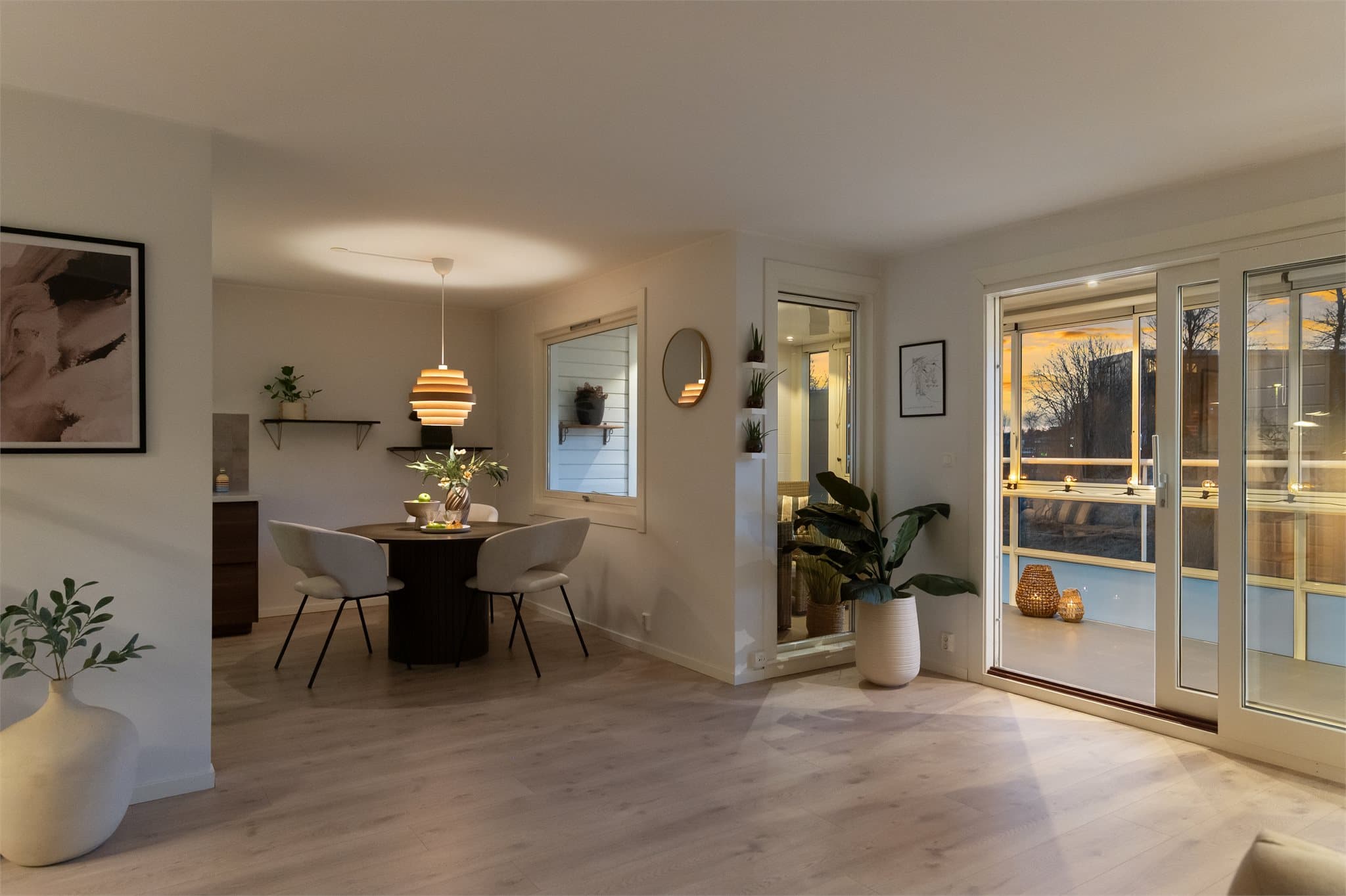 - Boligen har et totalt BRA-i på 73m² og inneholder gang, bad, stue/kjøkken, 2 soverom, vaskerom og bod -