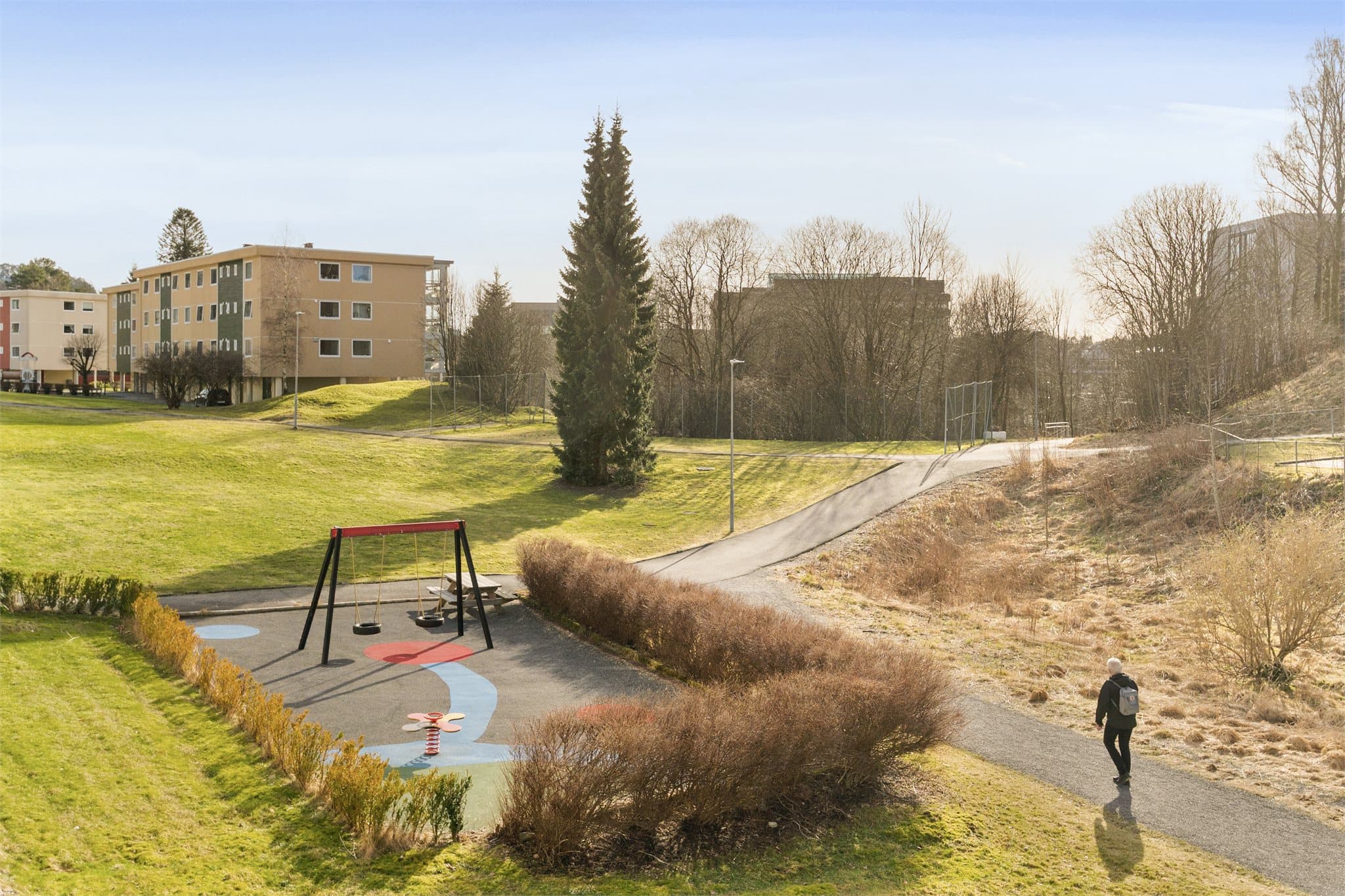 - Barnevennlig område med nærhet til både barnehager og skoler -