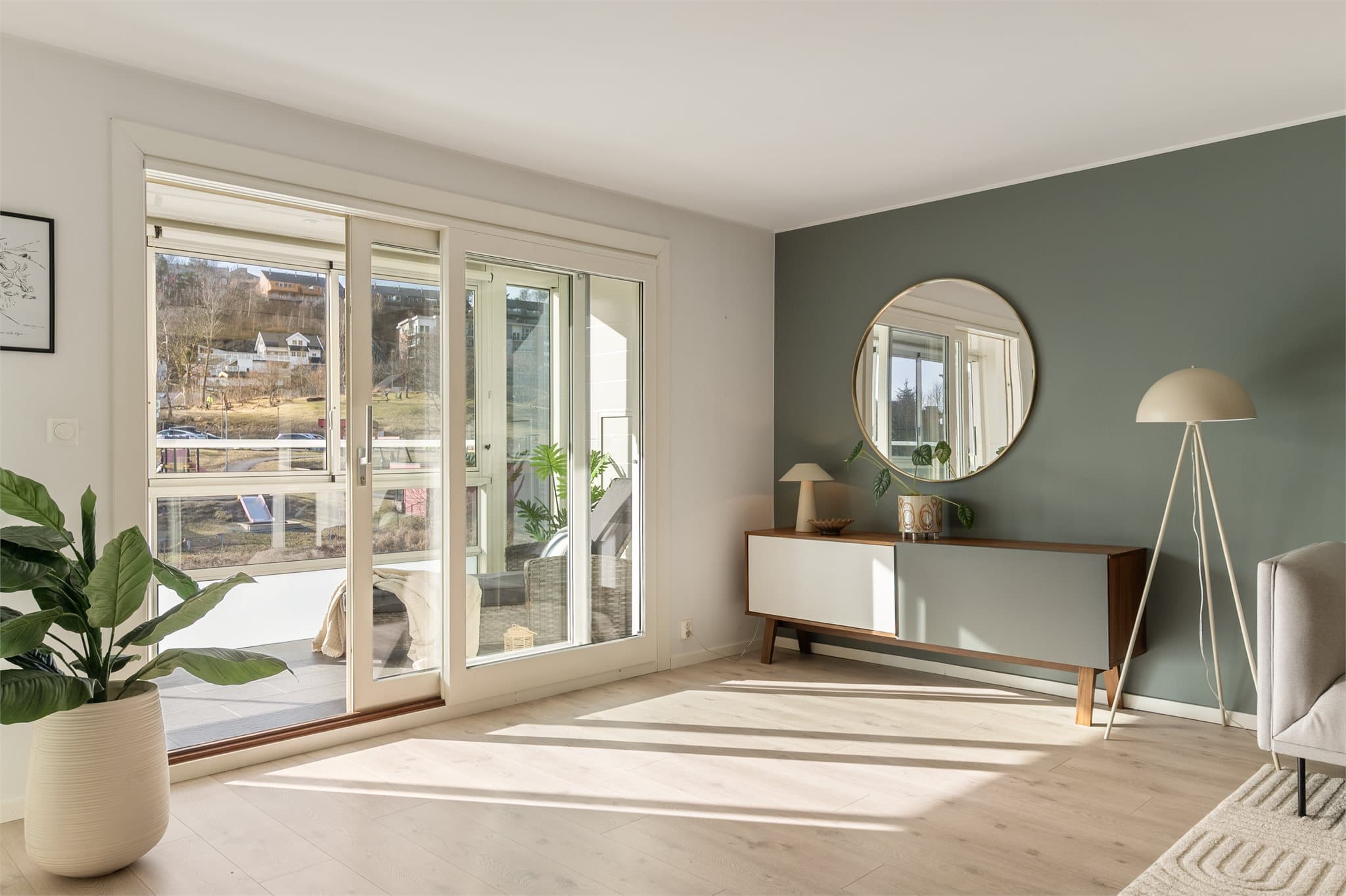 - Generøse vindusflater sørger for rikelig med naturlig lysinnslipp -