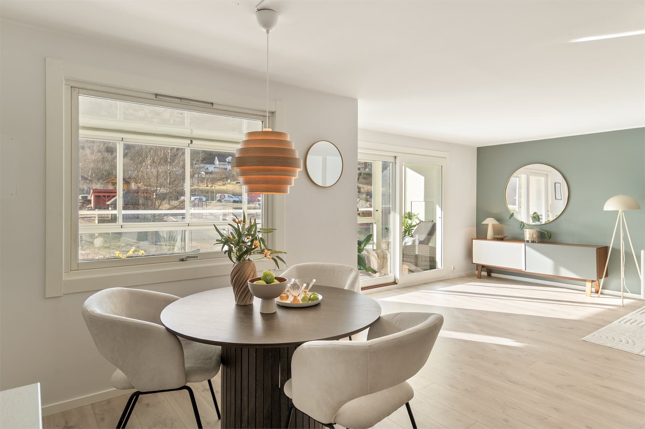 - Hyggelig med plass til et frokostbord på kjøkkenet -