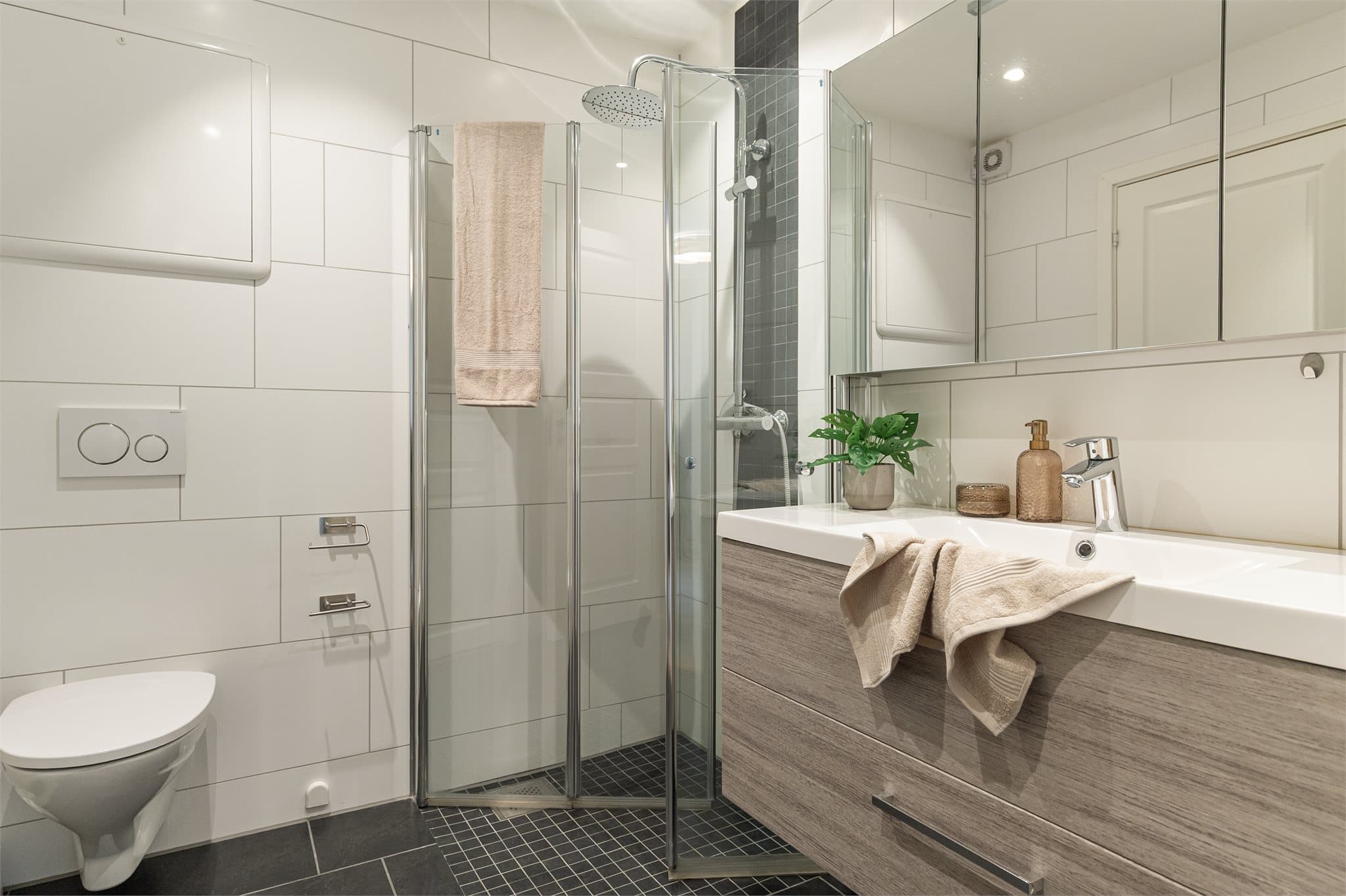 - Helfliset bad med varmekabler i gulv som sørger for en jevn og behagelig varme i rommet -