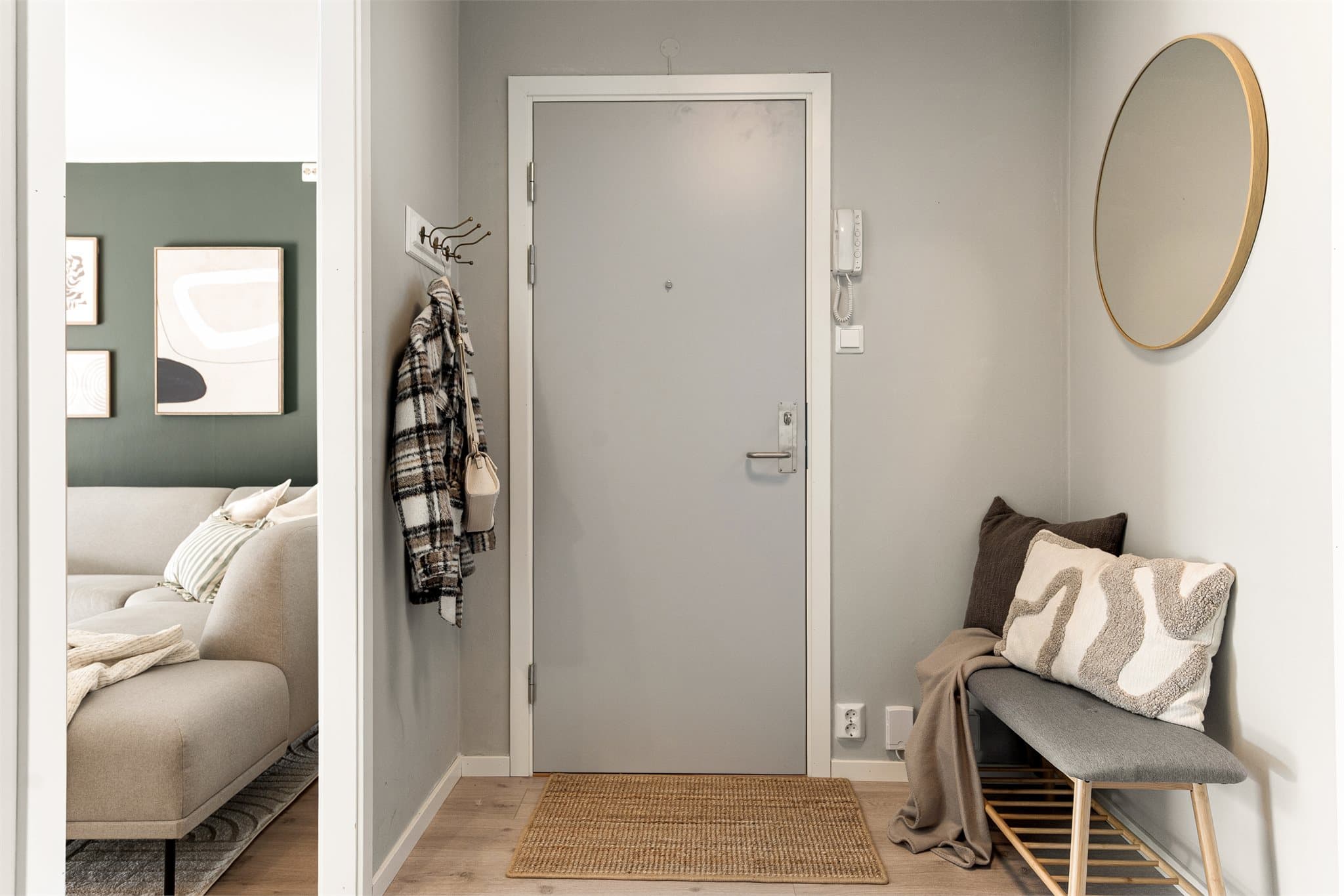 - Du blir ønsket velkommen hjem til en lys og trivelig gang som måler 5,9m² -