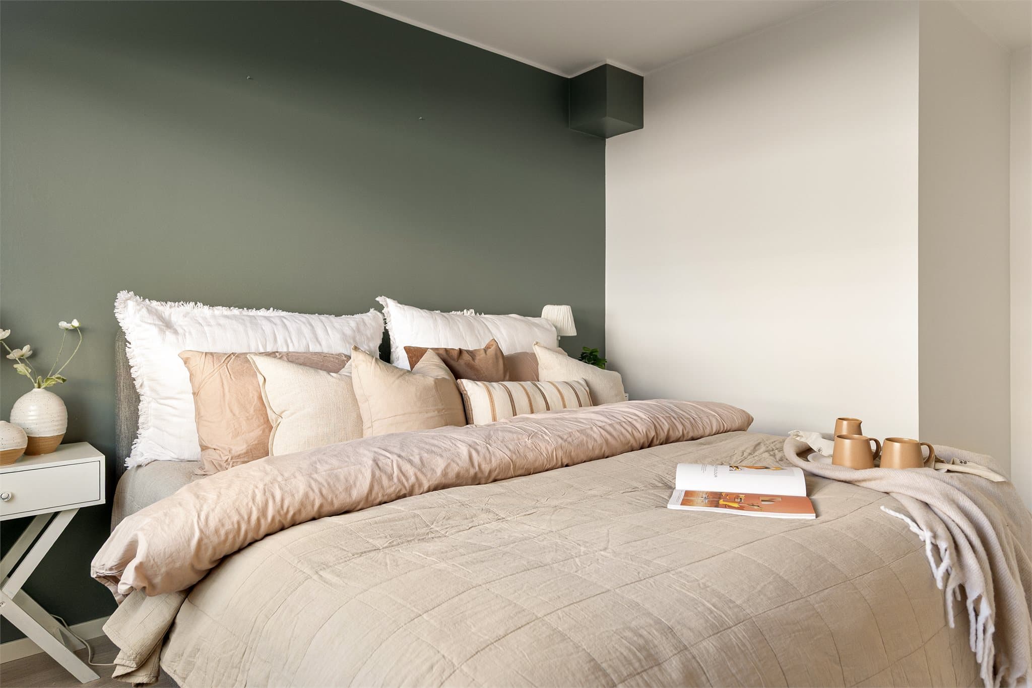 - Godt med plass til dobbeltseng i ønsket størrelse og øvrig møblement -