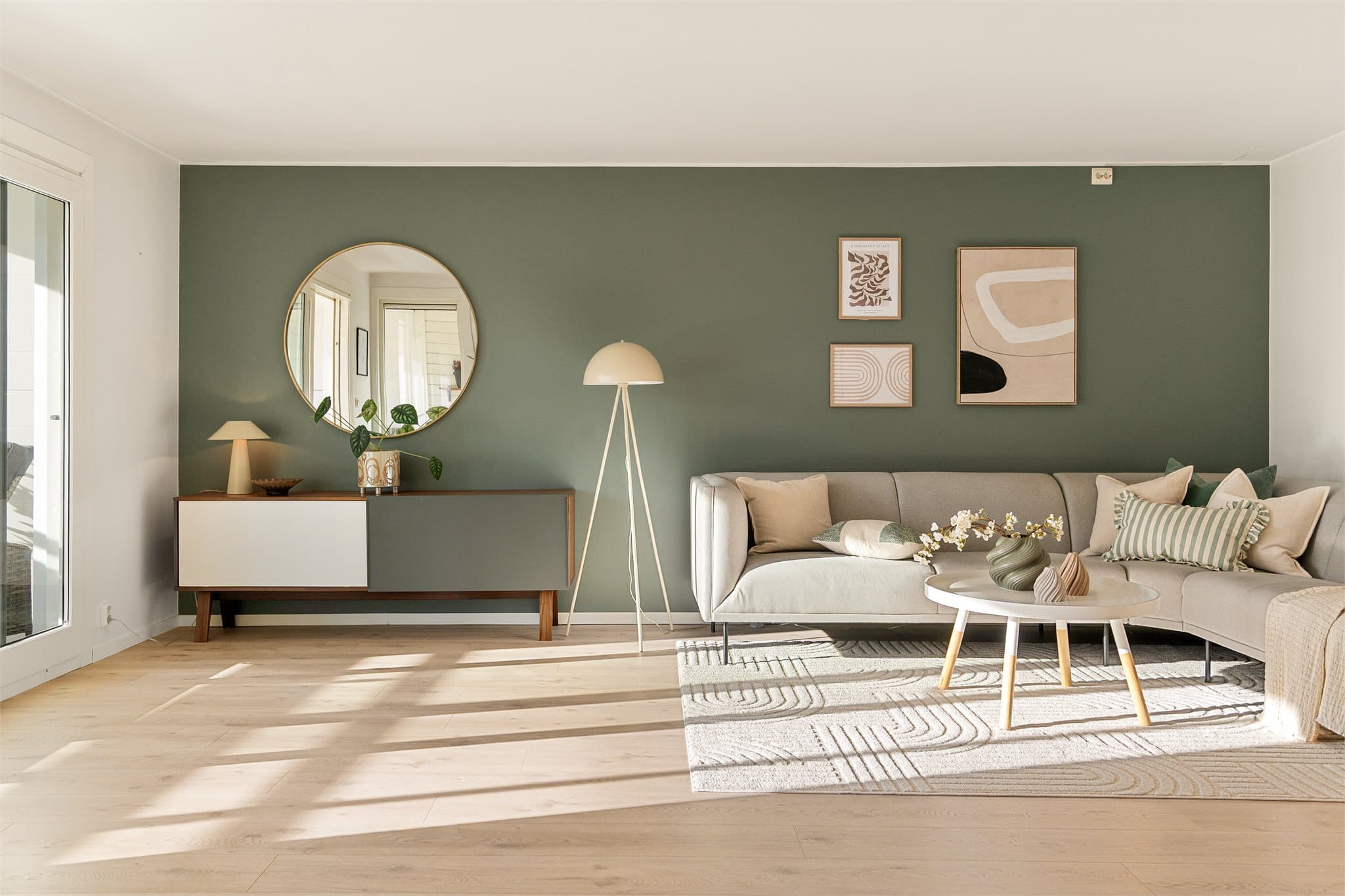 - Utformingen gjør det enkelt å innrede med sofa- og spisegruppe i hver sin naturlige sone -