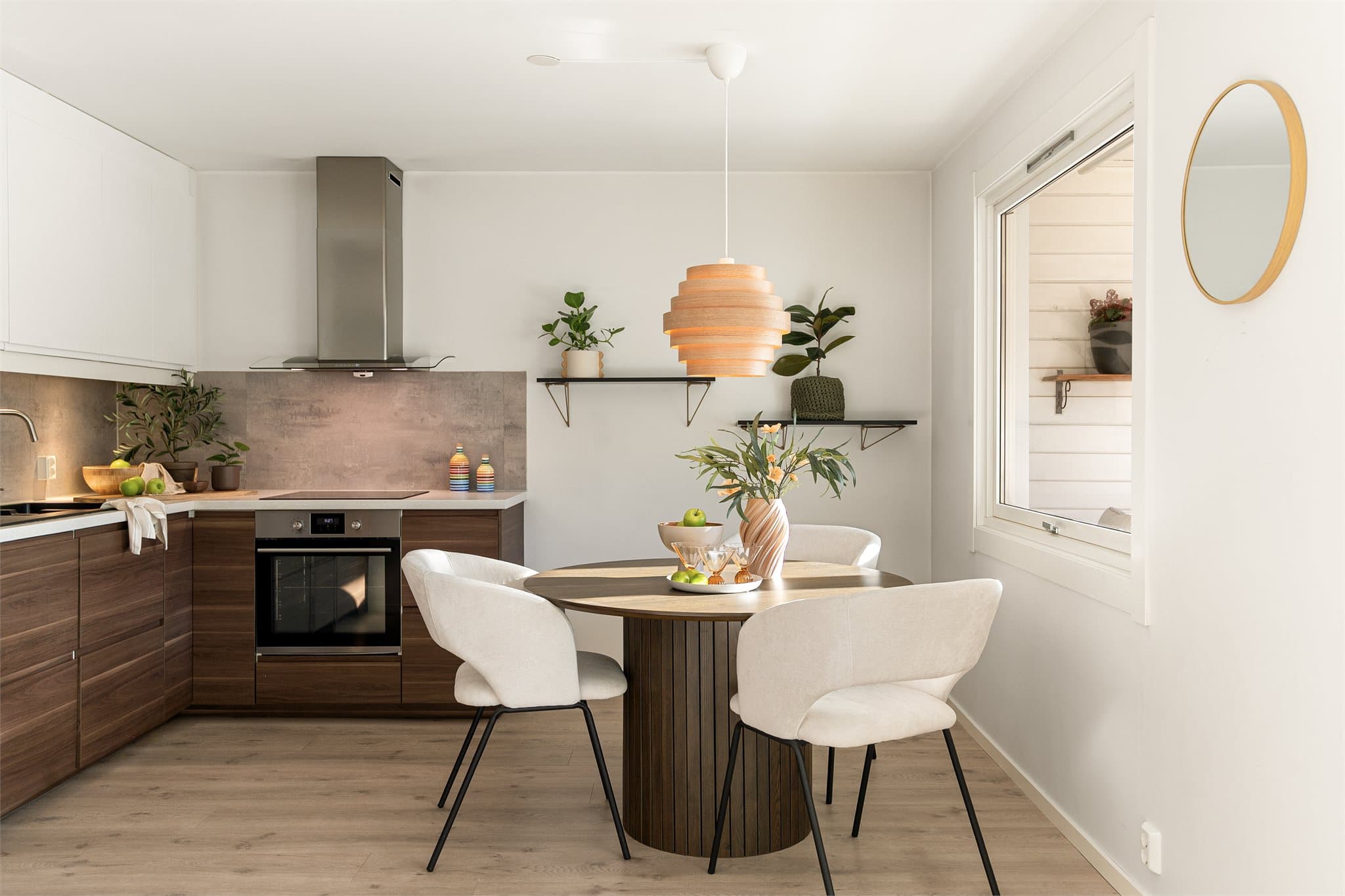 - Kjøkkeninnredning med slette fronter og benkeplate i laminat -