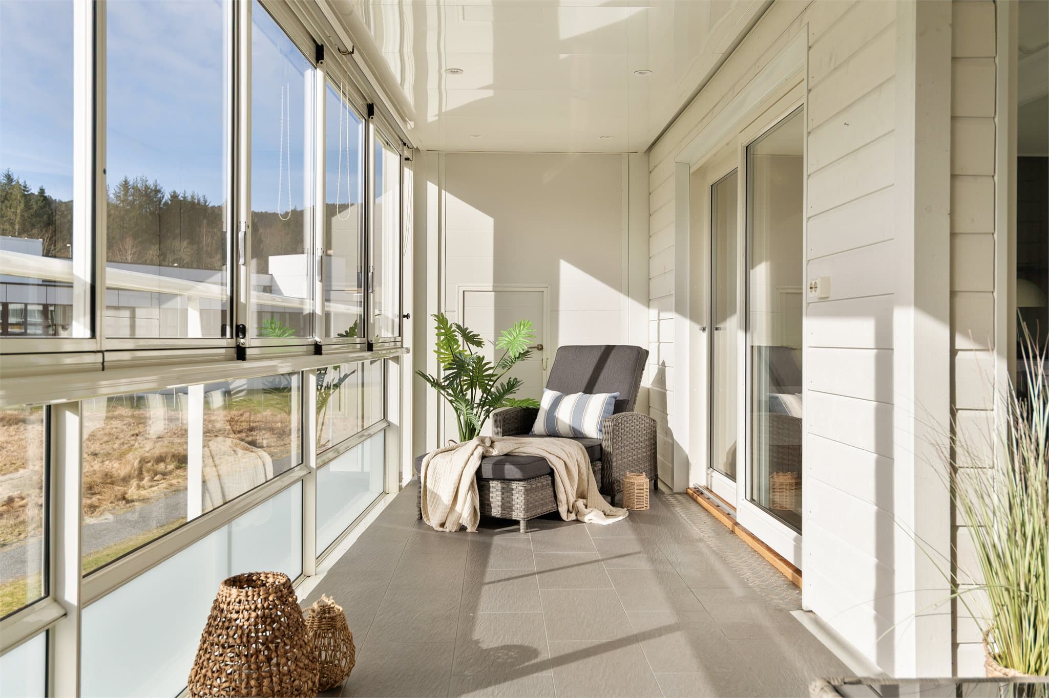 - Her er bruksmulighetene store, og balkongen kan nytes uansett vær og vind -