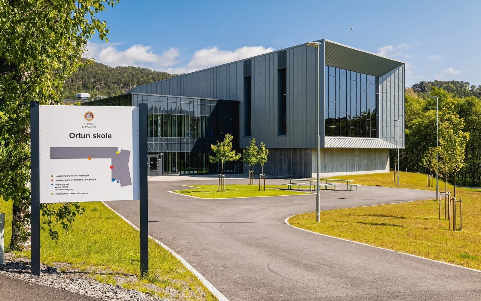 - Det flotte, nye Ortun Badeanlegg er like i nærheten -