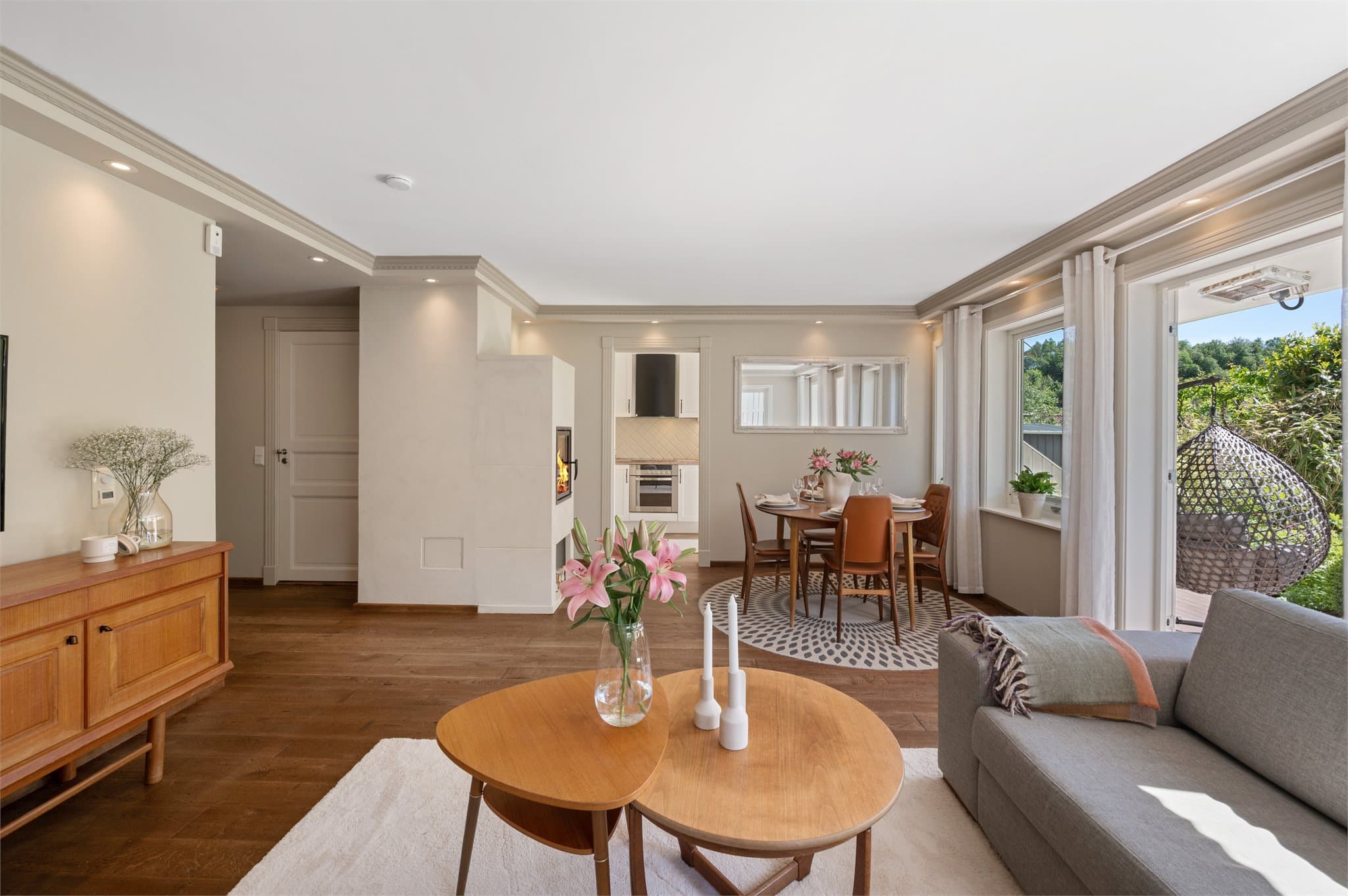 - Innfelte spotter omkranser hele stuen, og gir et elegant og moderne uttrykk -