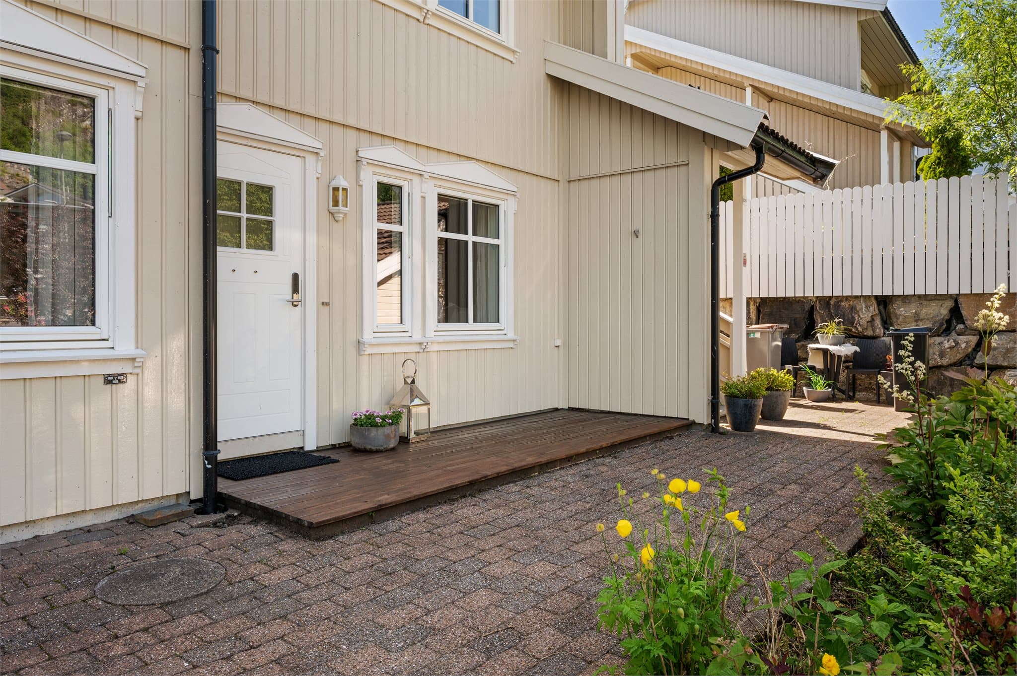 - Ved inngangspartiet er det også terrasseplatting, på 6,7m²