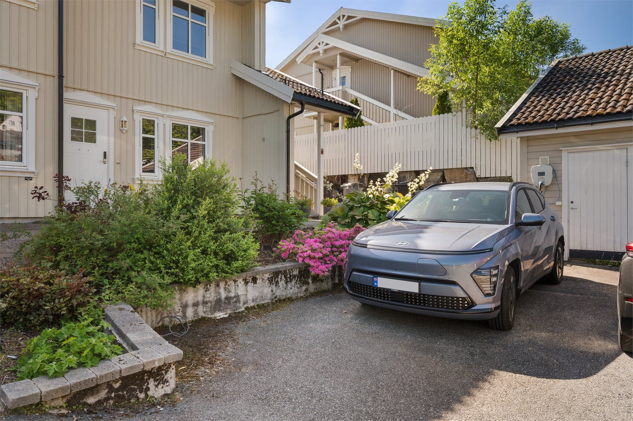 - Fast biloppstillingsplass med el-bil lader og ekstern bod på 5m² -