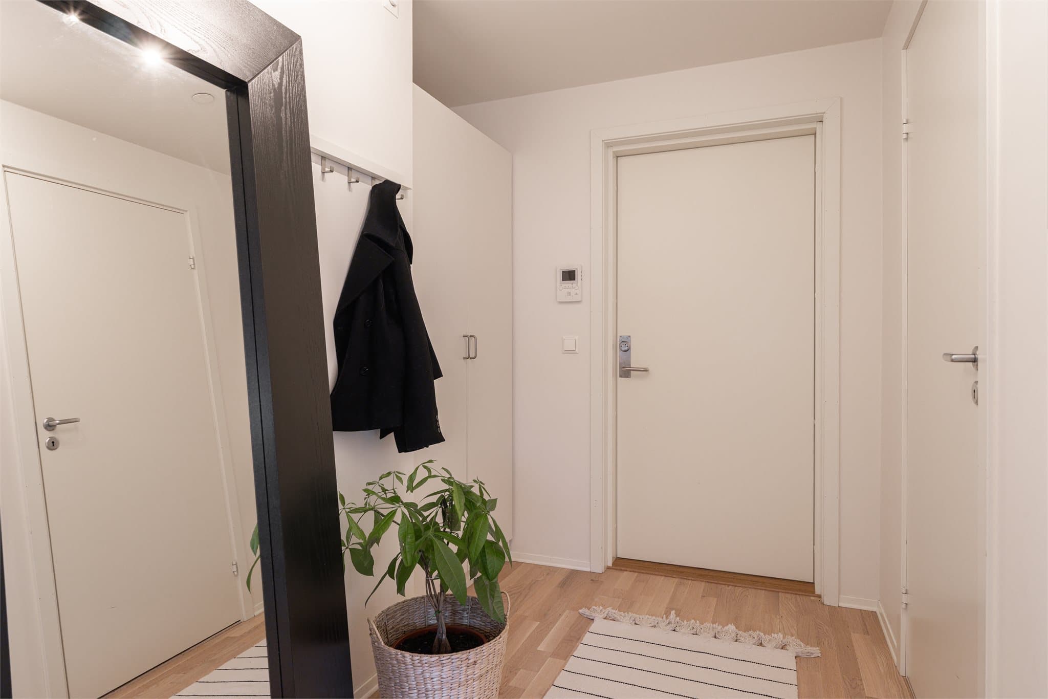 Velkommen inn! Her er det god plass til både sko- og yttertøy. Callinganlegget gjør det enkelt å slippe inn gjester.