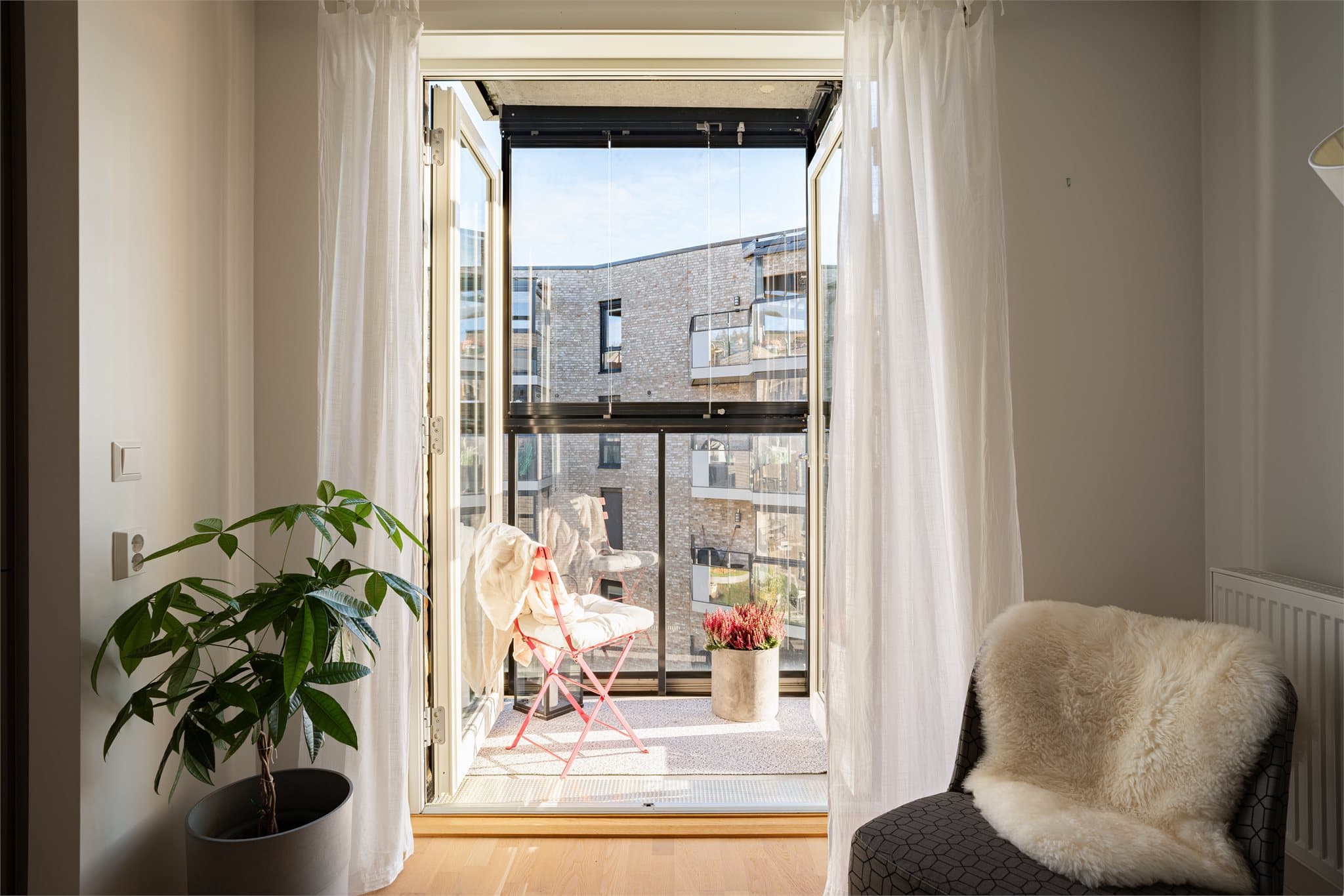 Leiligheten har en gjennomtenkt planløsning som utnytter kvadratmeterne godt. Store vindusflater gir rommet rikelig med naturlig lys, og den åpne stue- og kjøkkenløsningen gir en luftig og behagelig romfølelse.