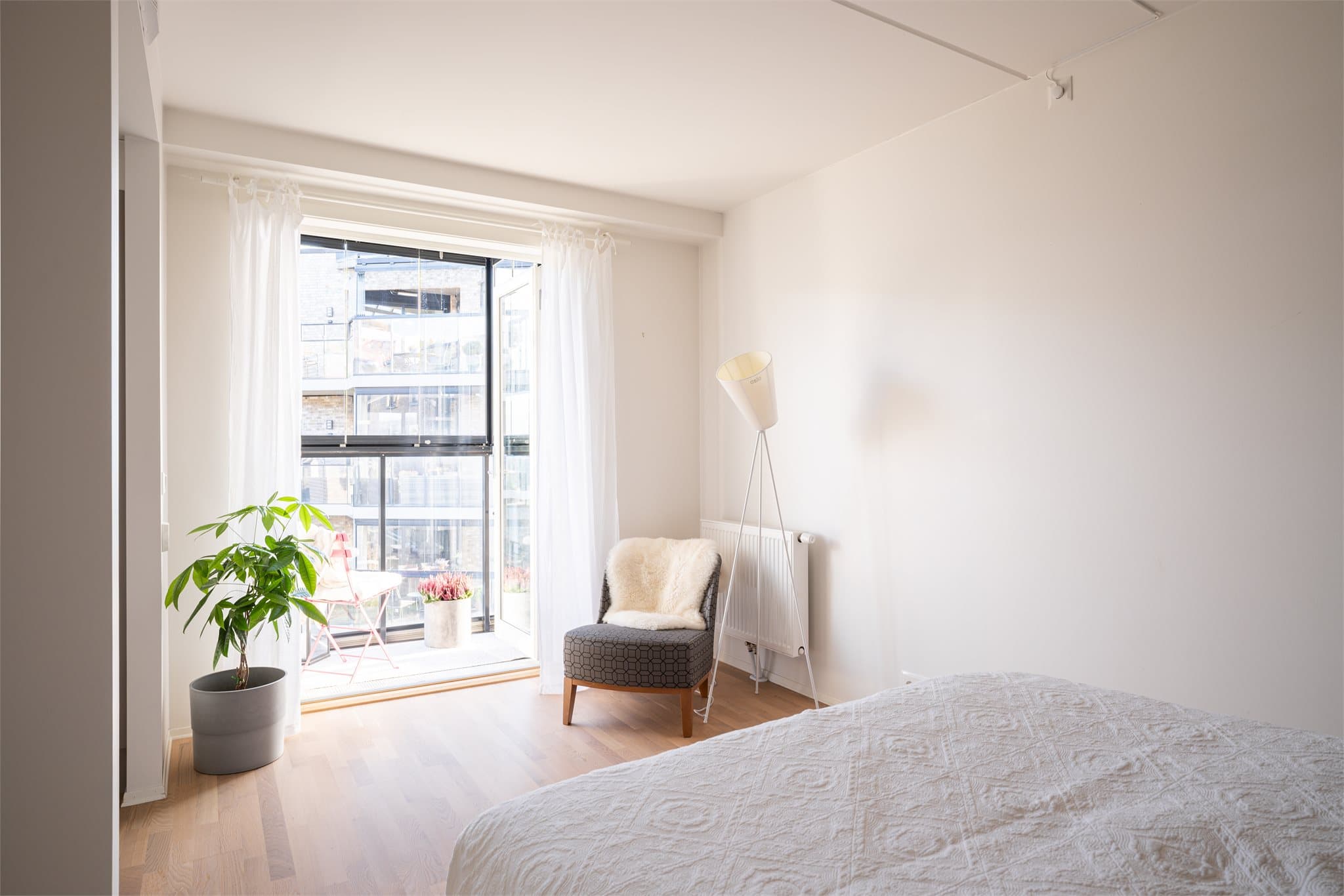 Overflater ellers i leiligheten består av 3-stavs parkett på gulv og glatte, malte vegg- og himlingsflater som gir et moderne og nøytralt preg.