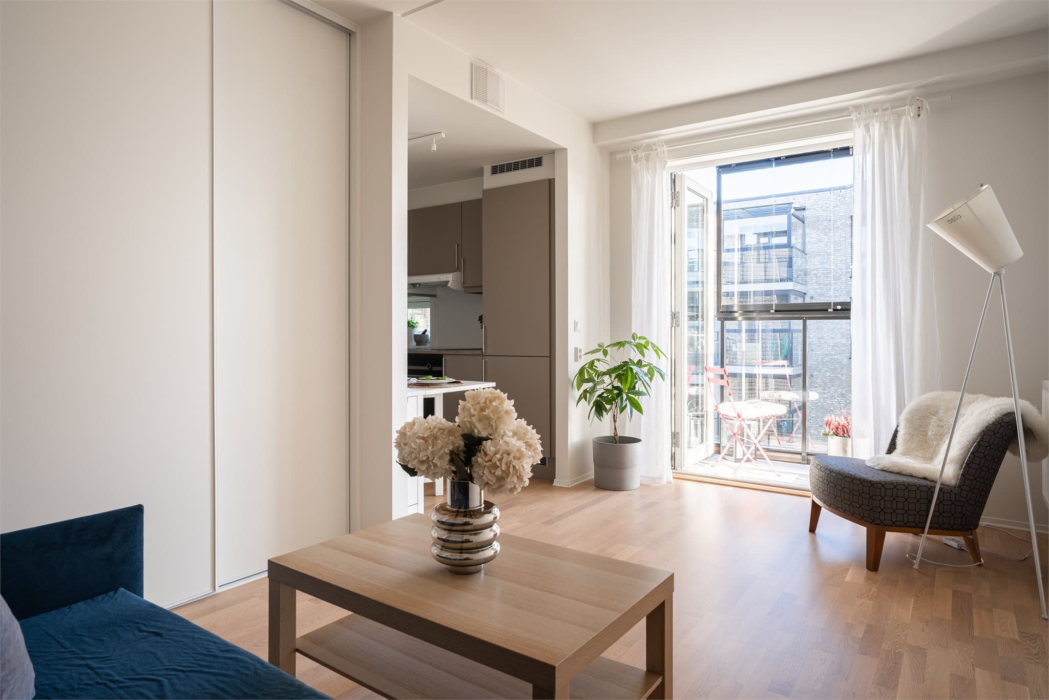 Takhøyden i stuen er målt til ca. 2,56 meter, noe som ytterligere forsterker den åpne romfølelsen. Praktisk skyvedørsgarderobe ved sofa/seng.