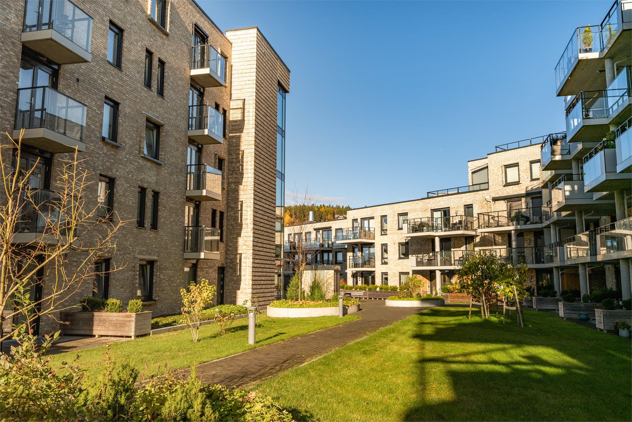 Her får du det beste av to verdener: en fredelig og grønn atmosfære, kombinert med nærhet til byliv, kollektivtransport og et rikt utvalg av fasiliteter.