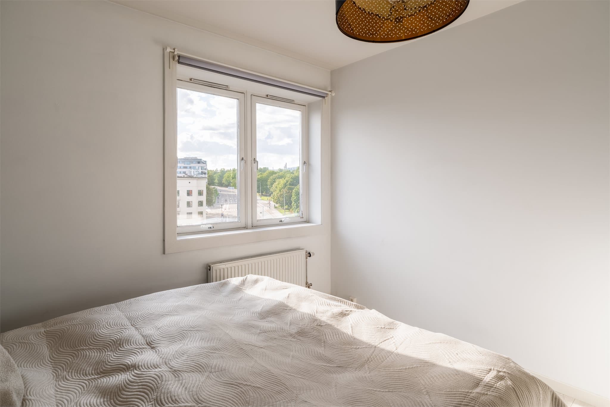 Her har du et luftig og lunt soverom med bedagelig atmosfære, perfekt for avslapning og hvile.