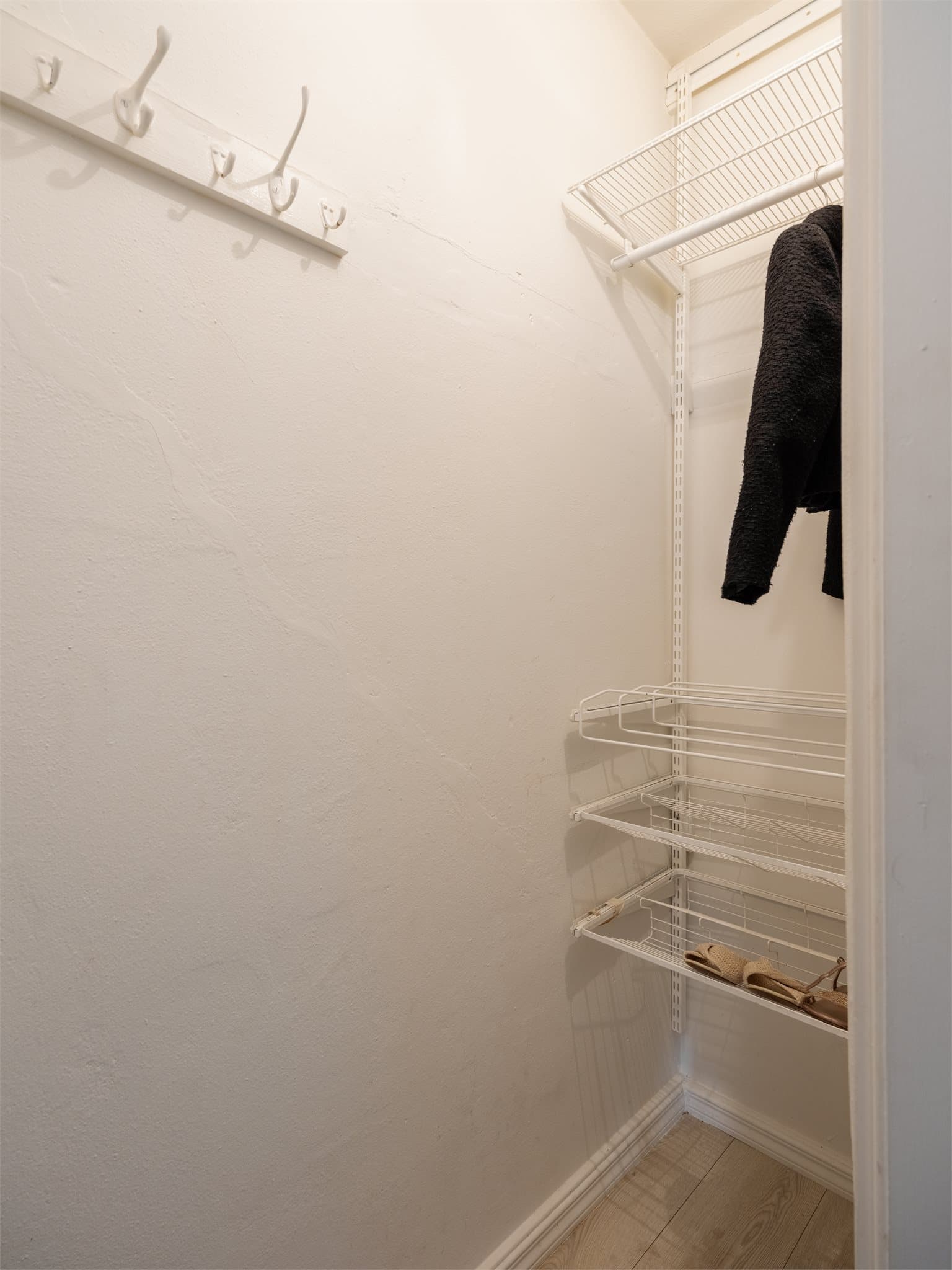 Fra entréen har du direkte tilgang til innvendig kott, slik at du kan oppbevare yttertøy, sko og øvrig uten at det går på bekostning av romfølelsen og interiøret i leiligheten.