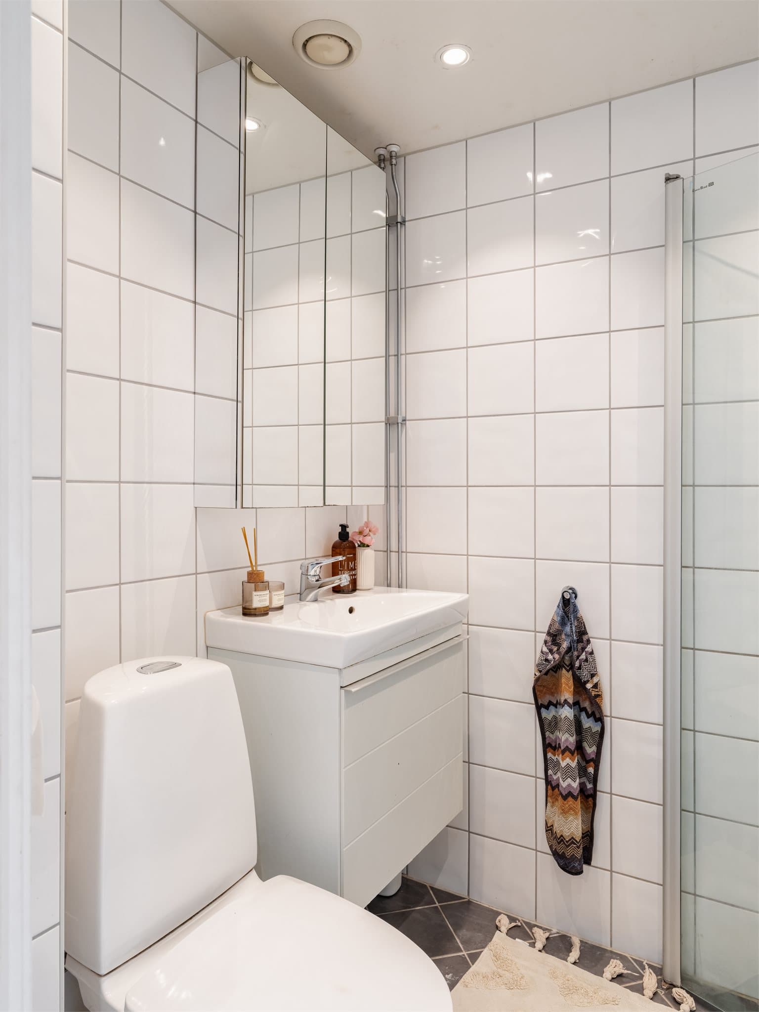 Lyst, flislagt baderom med elektrisk varme i gulvet og innfelte downlights som ble byttet for ca. et par år tilbake.