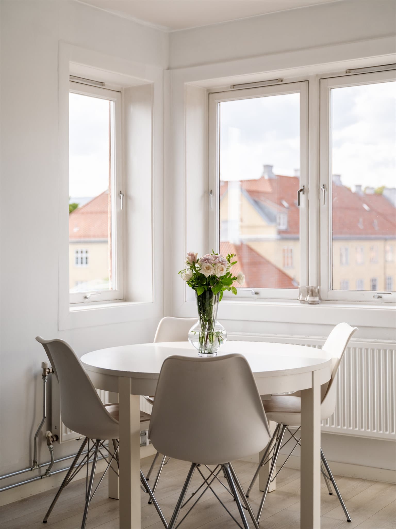 Her nyter du godt av det flotte dagslyset med naturlig plassering av sitteplass ved vinduene.
