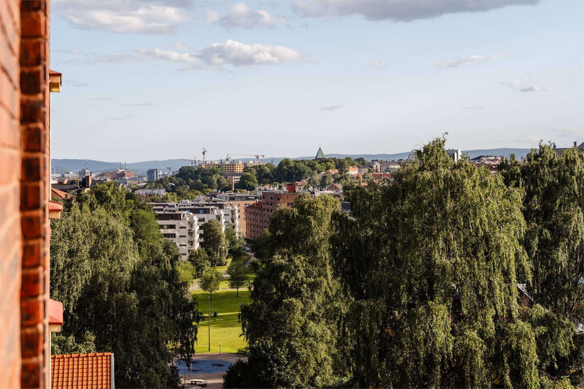 Med leiligheten beliggende i 5. etasje, har du naturskjønn utsikt mot bl.a. Iladalen Park.