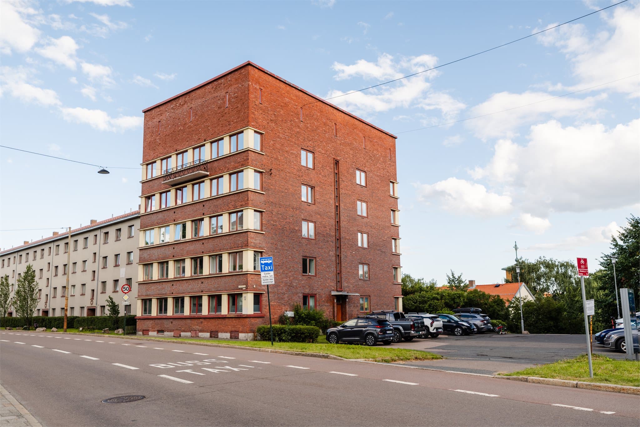 Fasadebilde. Her bor du innen kort nærhet til både offentlig kommunikasjon, rekreasjonsopplevelser samt. stort utvalg av butikker, restauranter, kaféer og dagligvare.