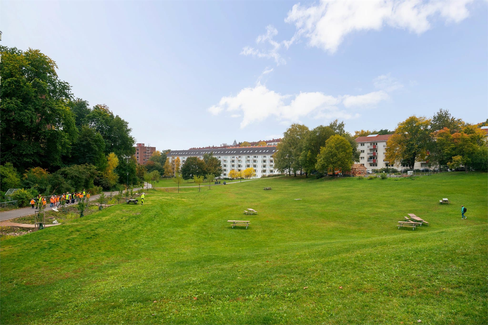 Iladalen Park, med sine store grøntområder og naturskjønne omgivelser, ligger rett ned i bakken fra boligen!
