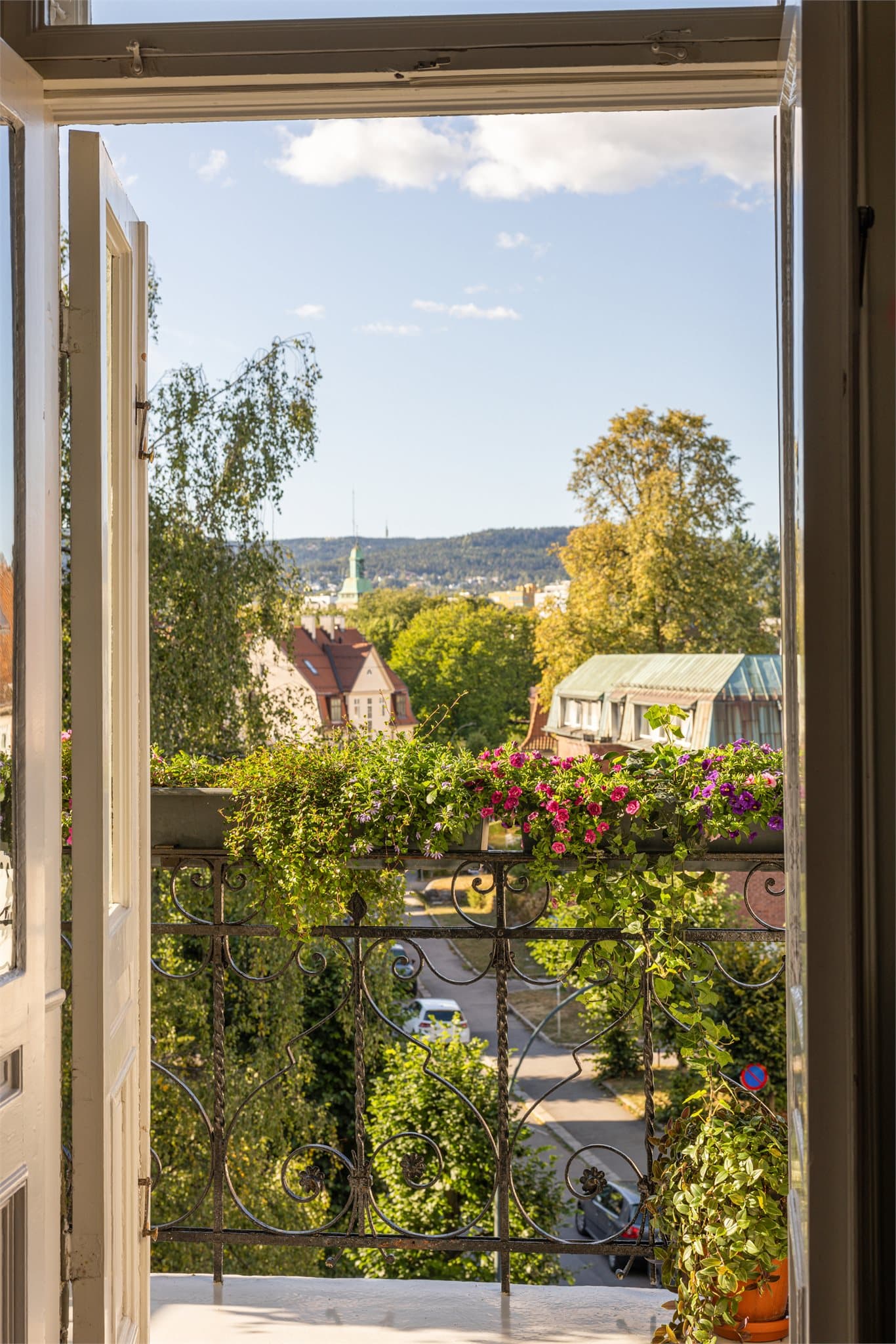 Fra kjøkkenet har du utgang til en nordvestvendt balkong på ca. 3,3 kvm.