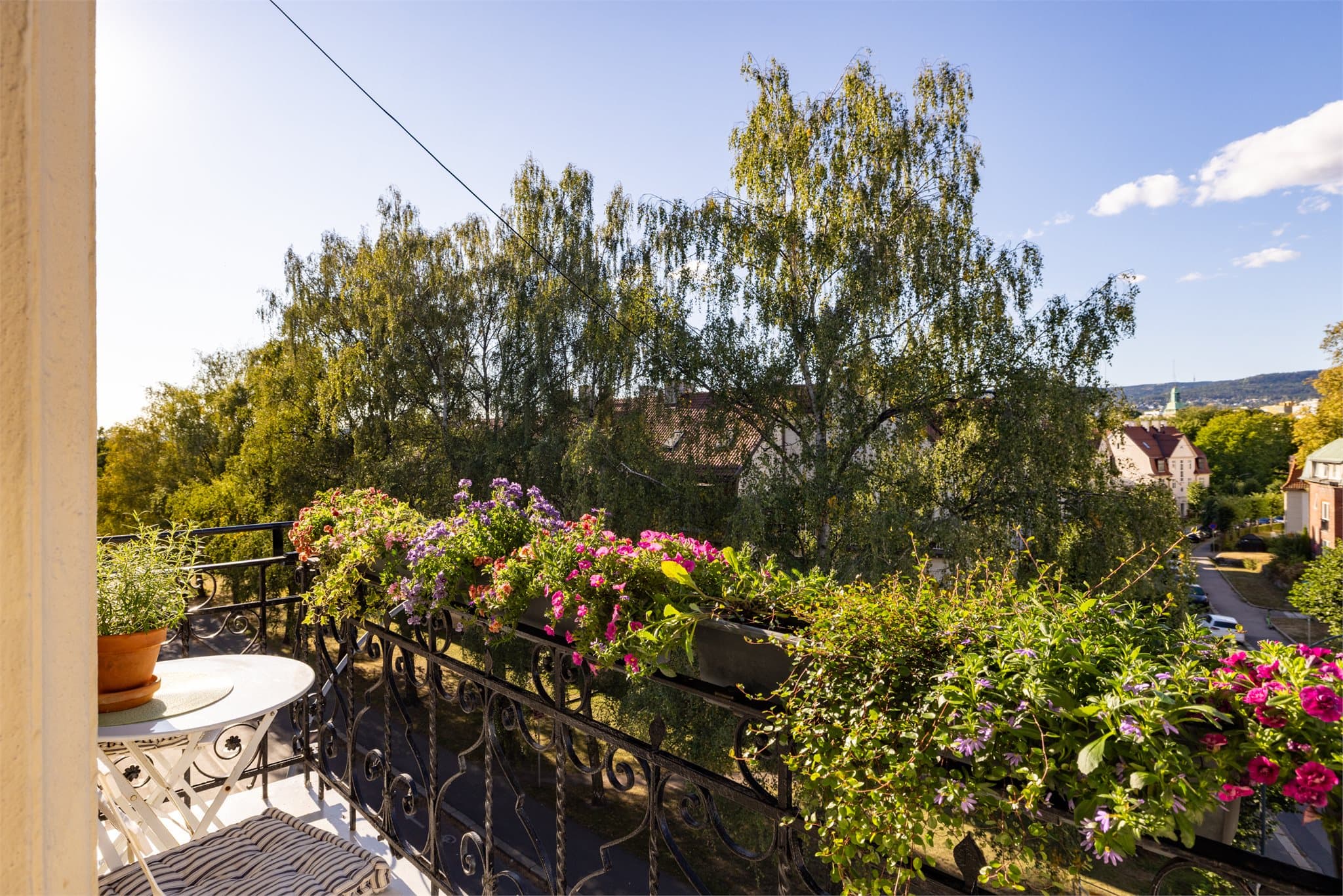 Her har du et nydelig grønt utsyn fra balkongen.