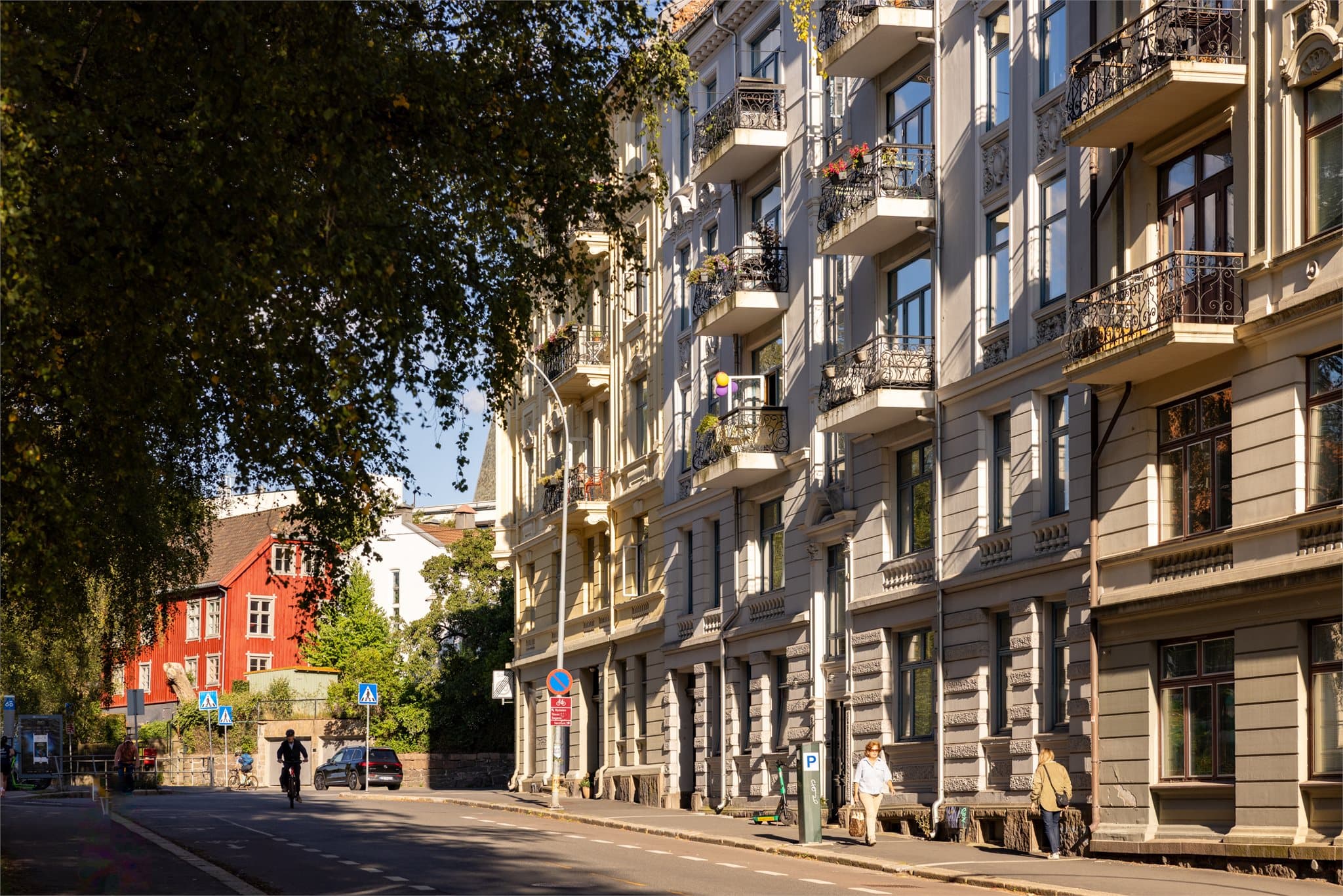 Her får du den unike kombinasjonen av å bo i rolige omgivelser, omgitt av vakre bygårder og grønne lommer, samtidig som du har alt storbyen har å tilby bare noen minutters gange unna.
