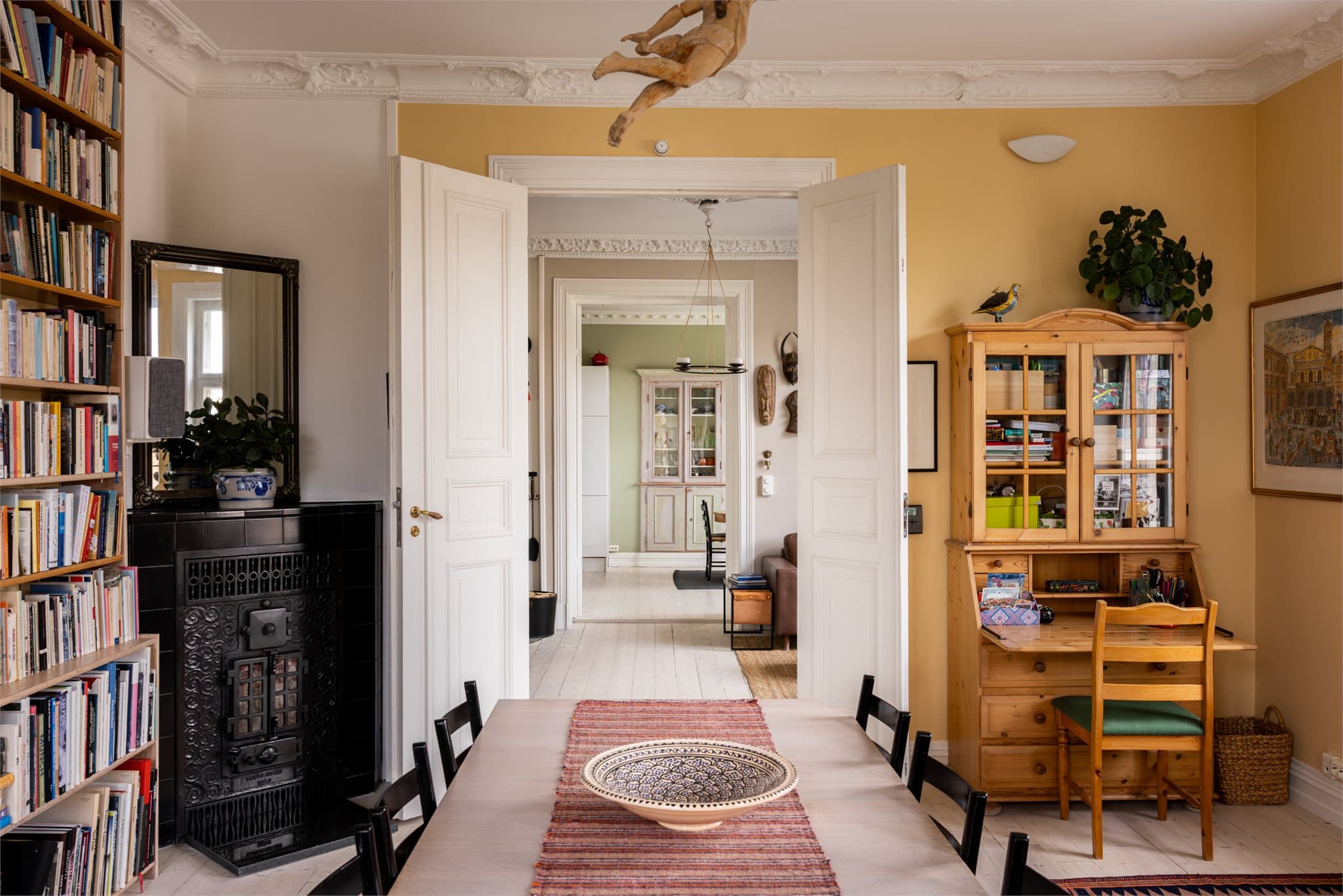 Leiligheten har vakre doble fløydører som gir et herskapelig preg.