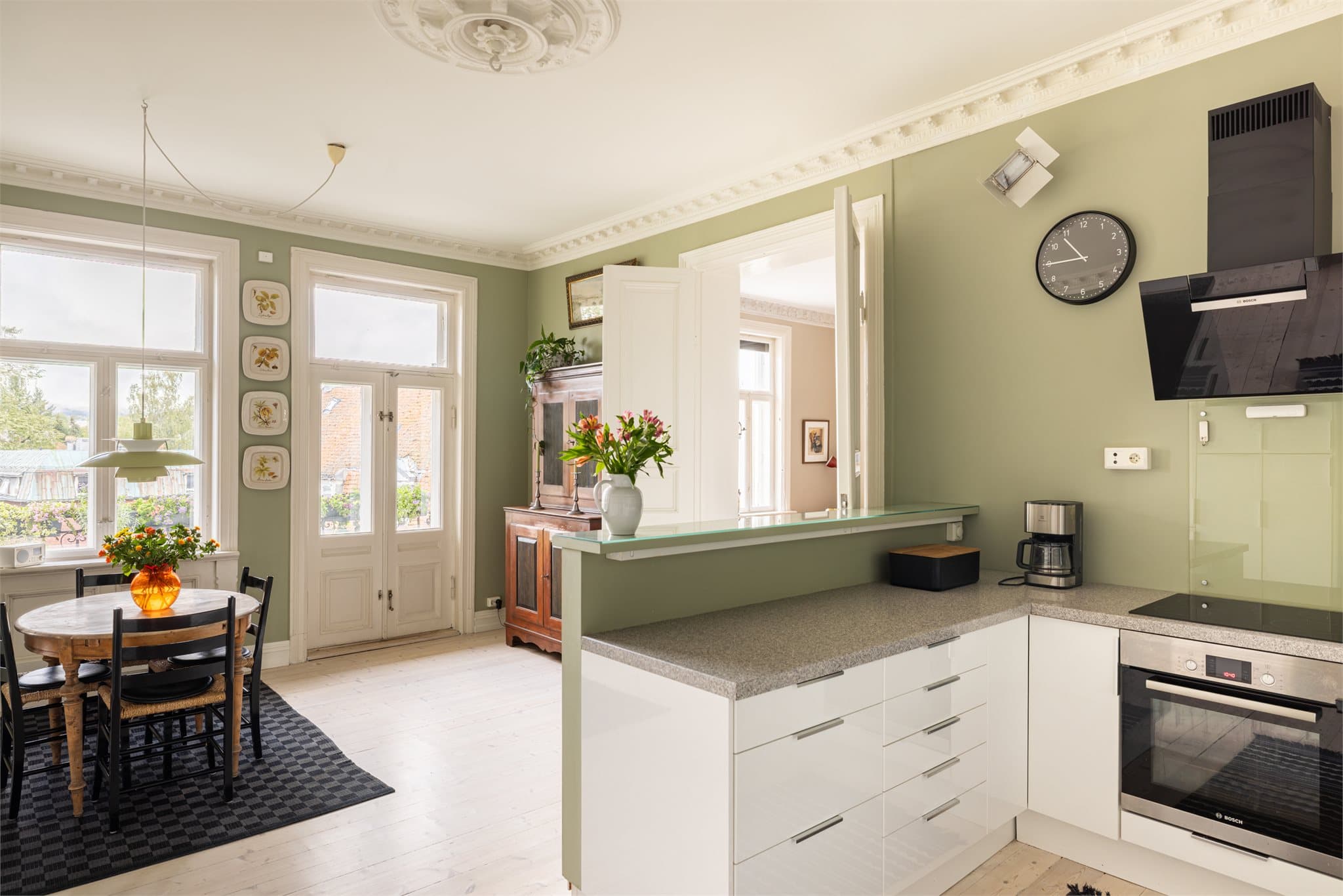 Kjøkkenet har en åpen og sosial løsning mot spiseområdet.