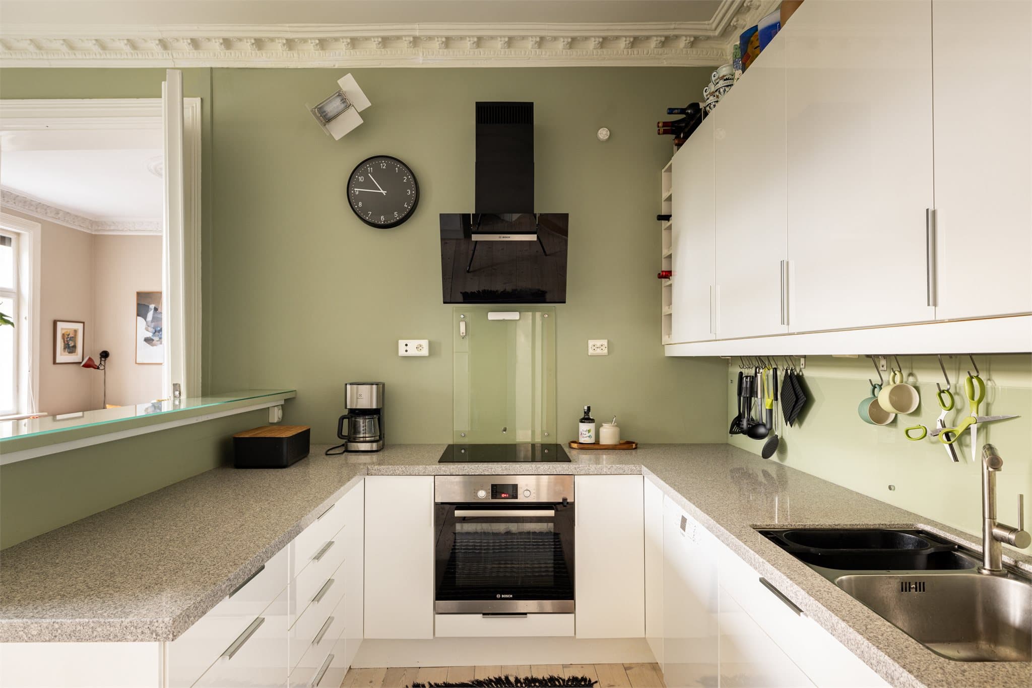 Ny ventilator over kokeplater type Bosch. Over benk er det også glassplate og belysning, som både beskytter og gir god arbeidslys.