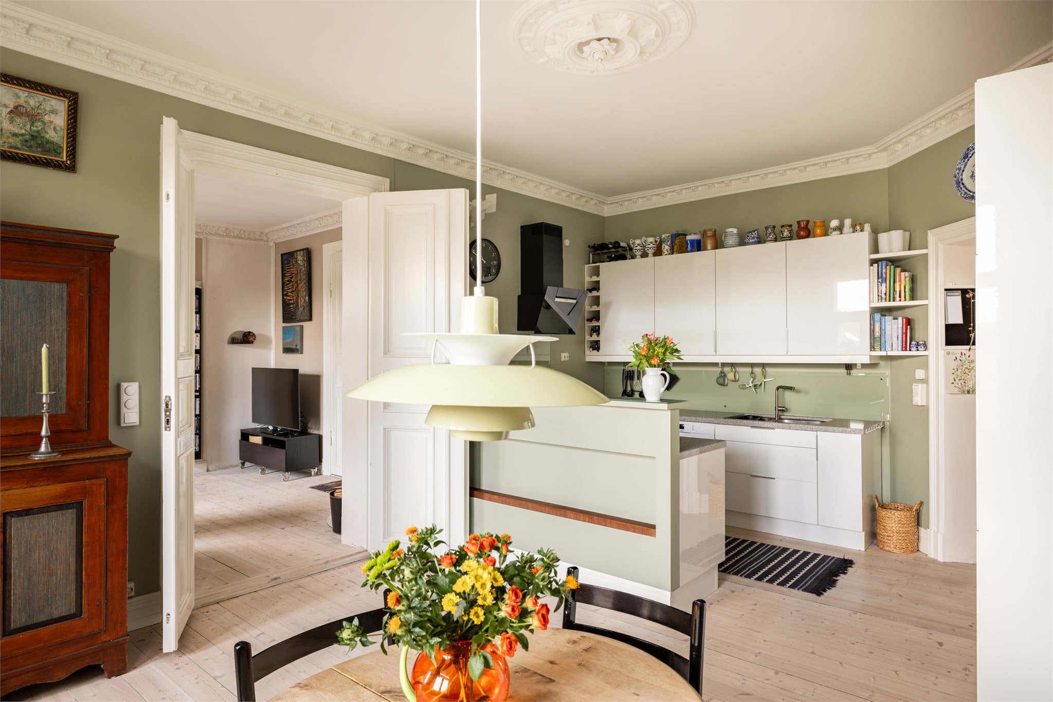 Kjøkkenet er separat og har rikelig med skap- og benkeplass.